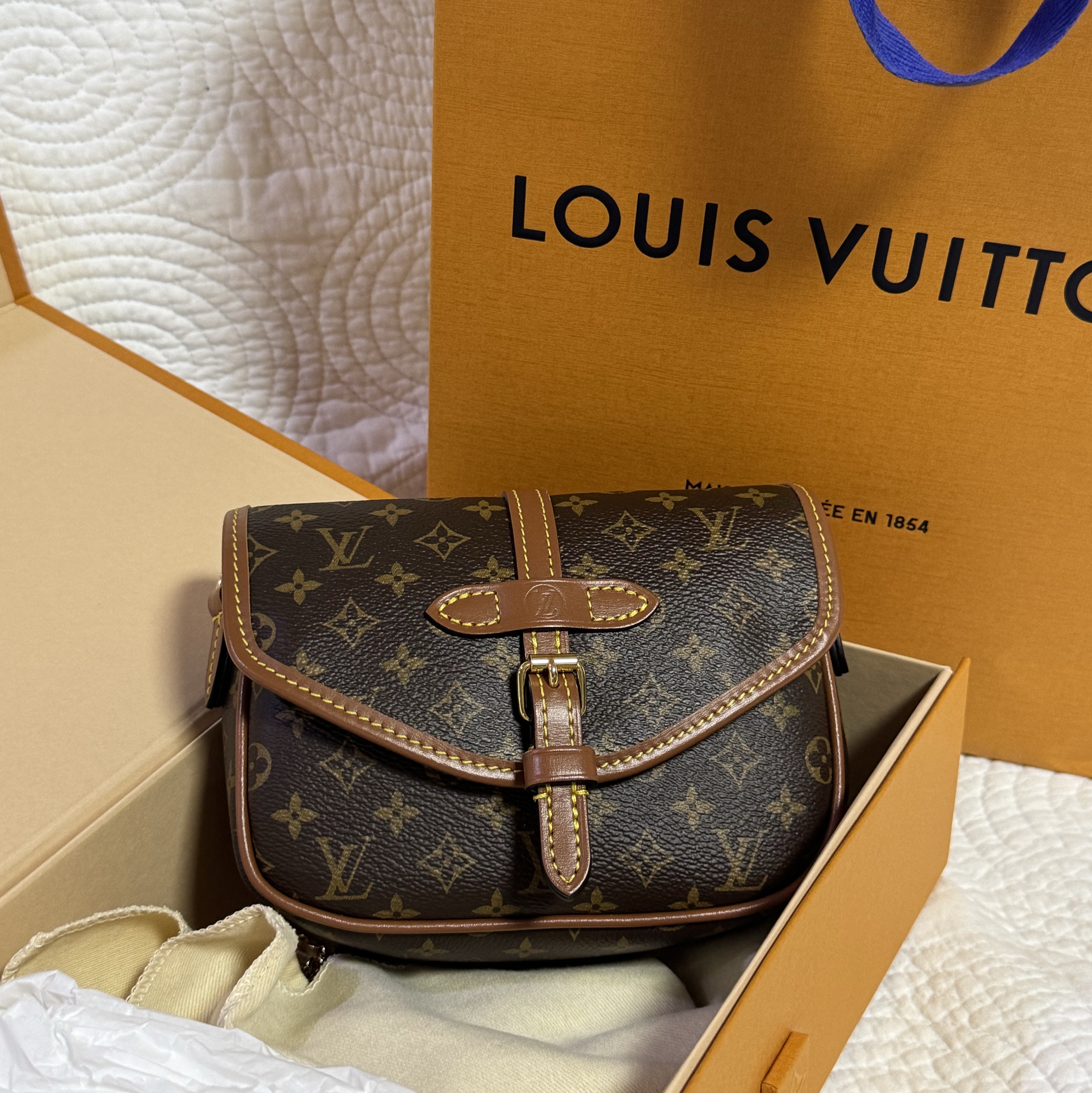 Louis Vuitton Solo Monogram Coated Canvas 착용 스타일