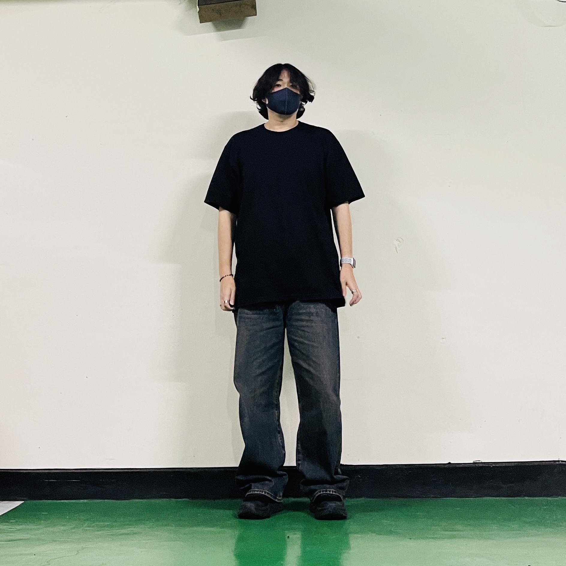 Supreme Backwards T-Shirt Black - 24SS, Hoka Bondi 7 Black 착용 스타일 - 4