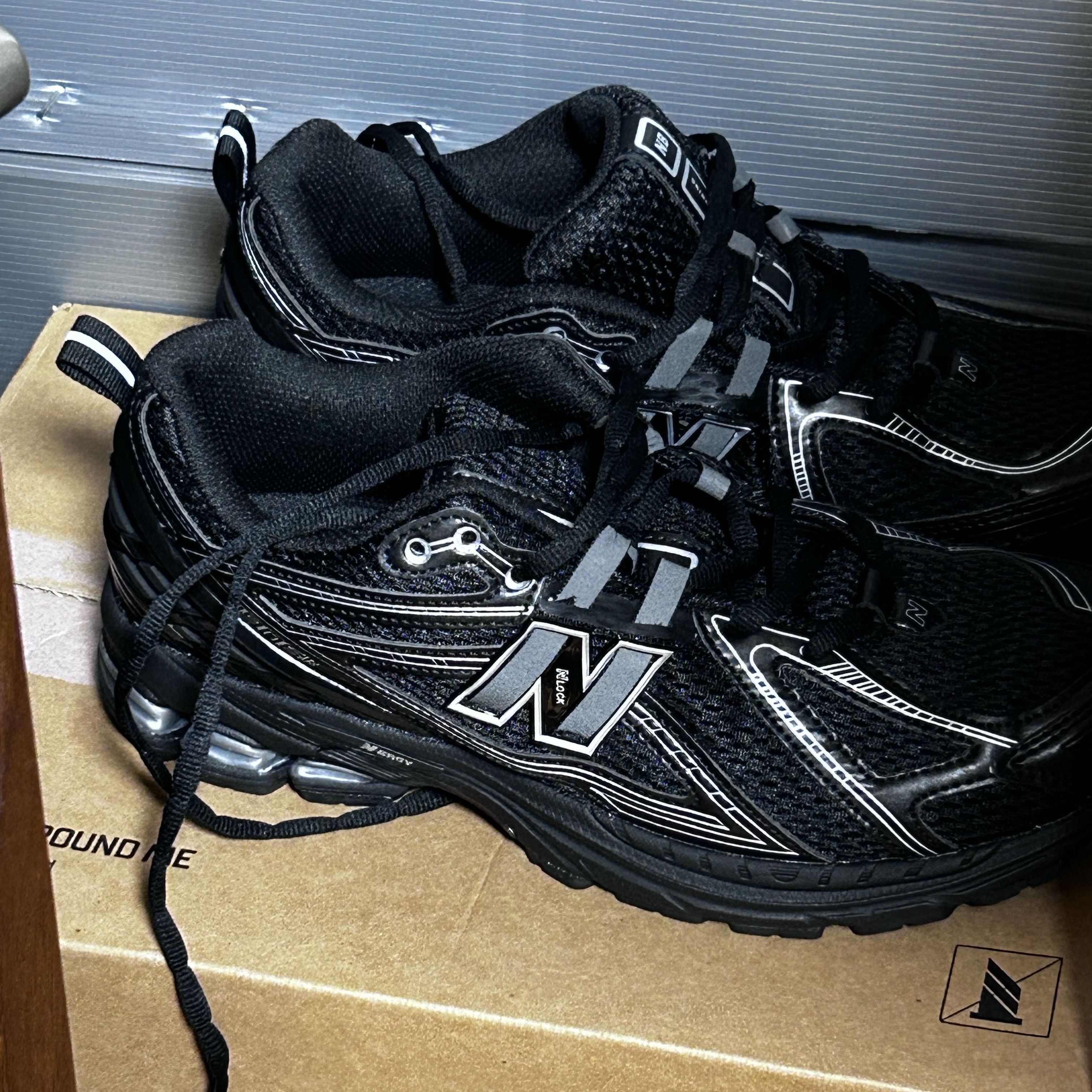 New Balance 1906R Black Silver Metallic 착용 스타일