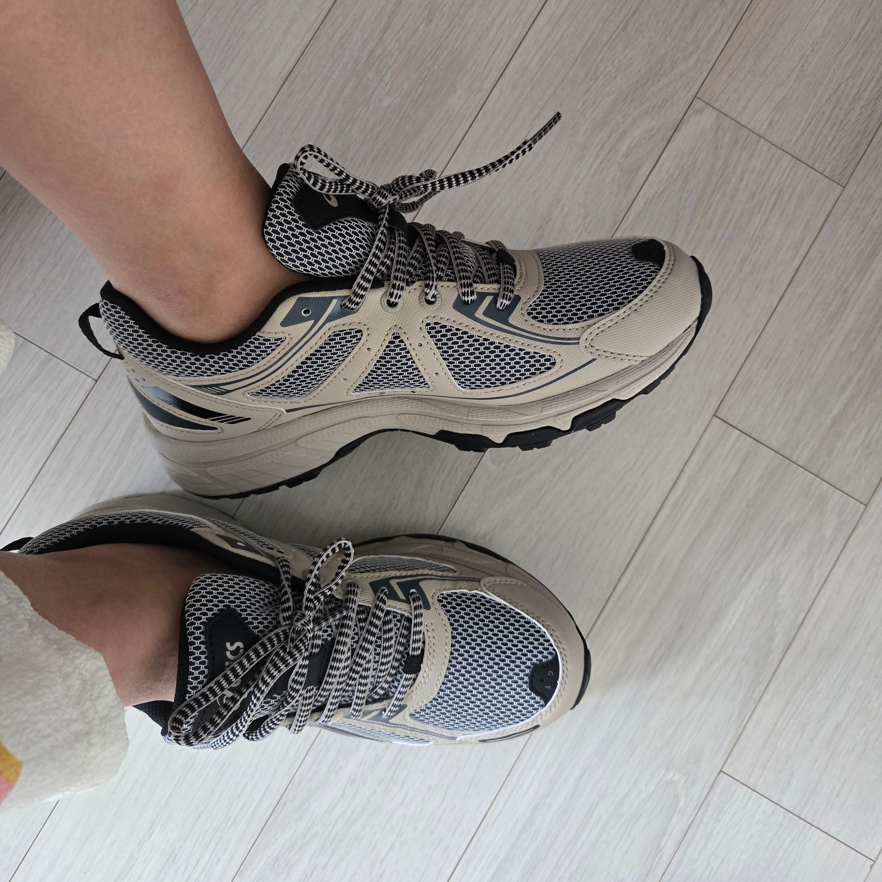 Asics Gel-Venture 6 Feather Grey Black 착용 스타일