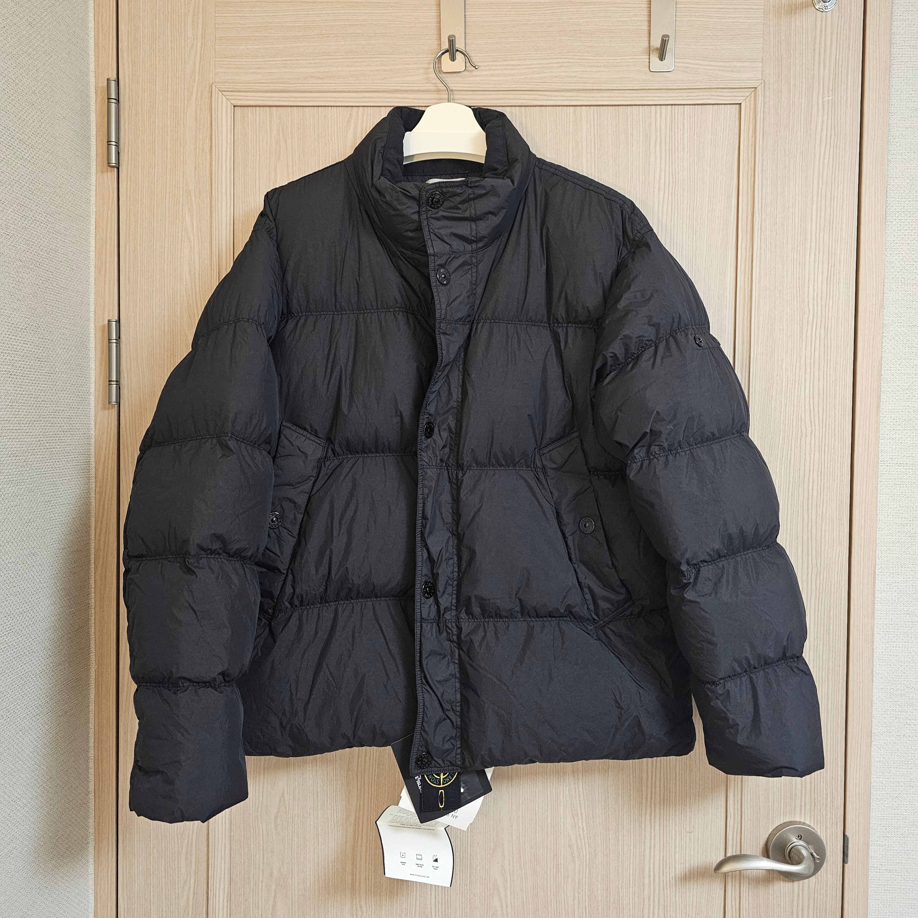 Stone Island 4100010 Crinkle Reps NY Recycled Nylon Down Jacket with Wind Resistant Black - 25FW 착용 스타일