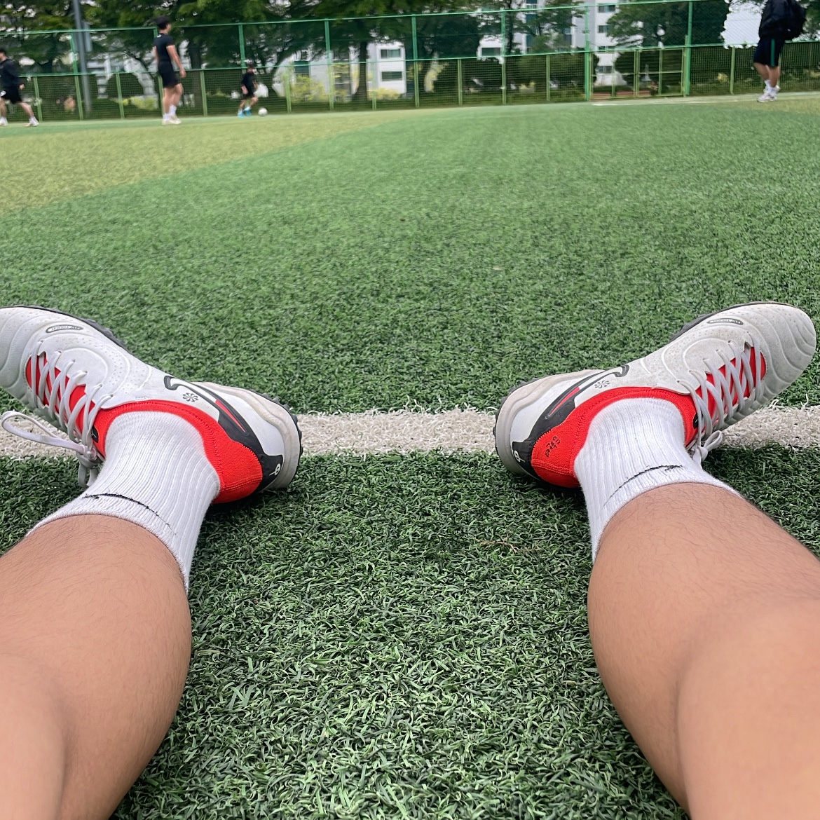 Nike Tiempo Legend 10 Pro TF White Bright Crimson, Nike Everyday Lightweight Training Crew Socks White (3 Pack/Korean Ver.) 착용 스타일