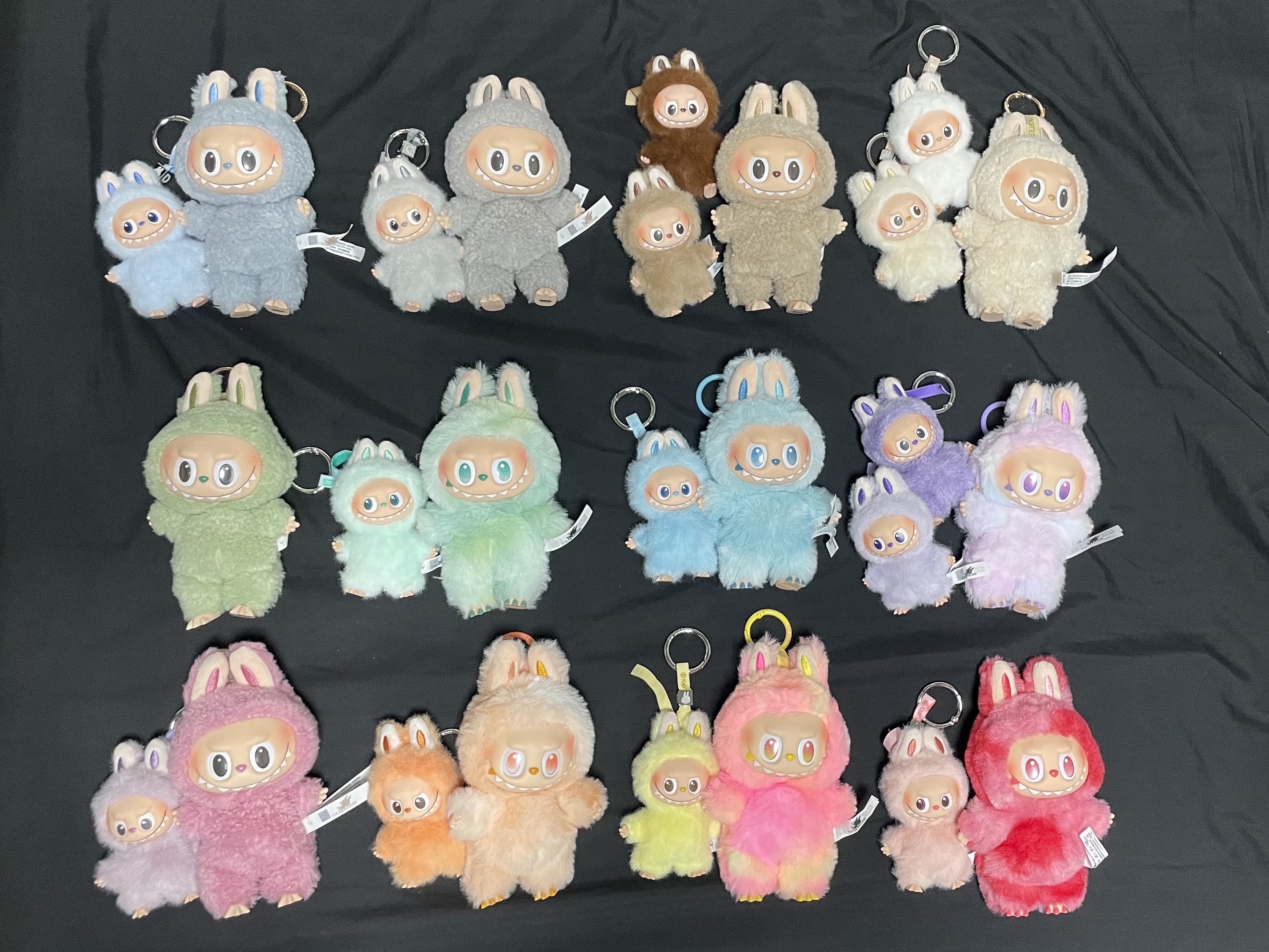 Pop Mart Labubu The Monsters Highlight Series Sealed Case (6 Blind Boxes), Pop Mart Labubu The Monsters Pin For Love Series Vinyl Plush Pendant Sealed Case (A-M) (14 Blind Boxes) 착용 스타일