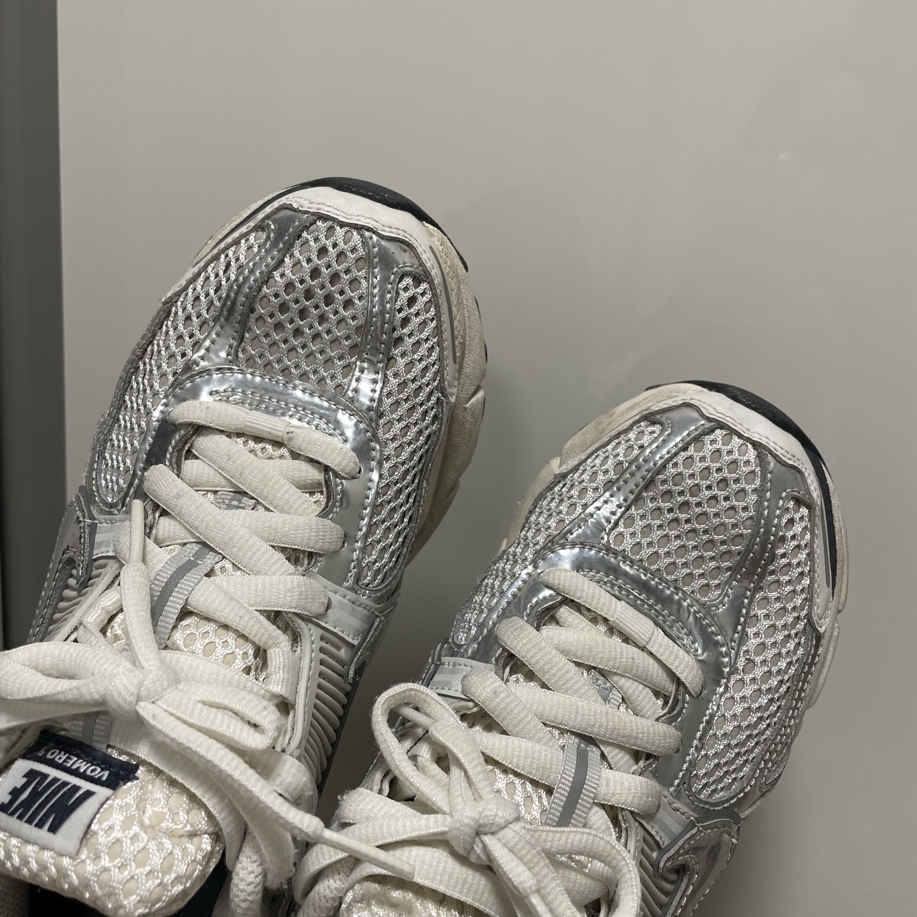 (W) Nike Zoom Vomero 5 Photon Dust and Metallic Silver 착용 스타일
