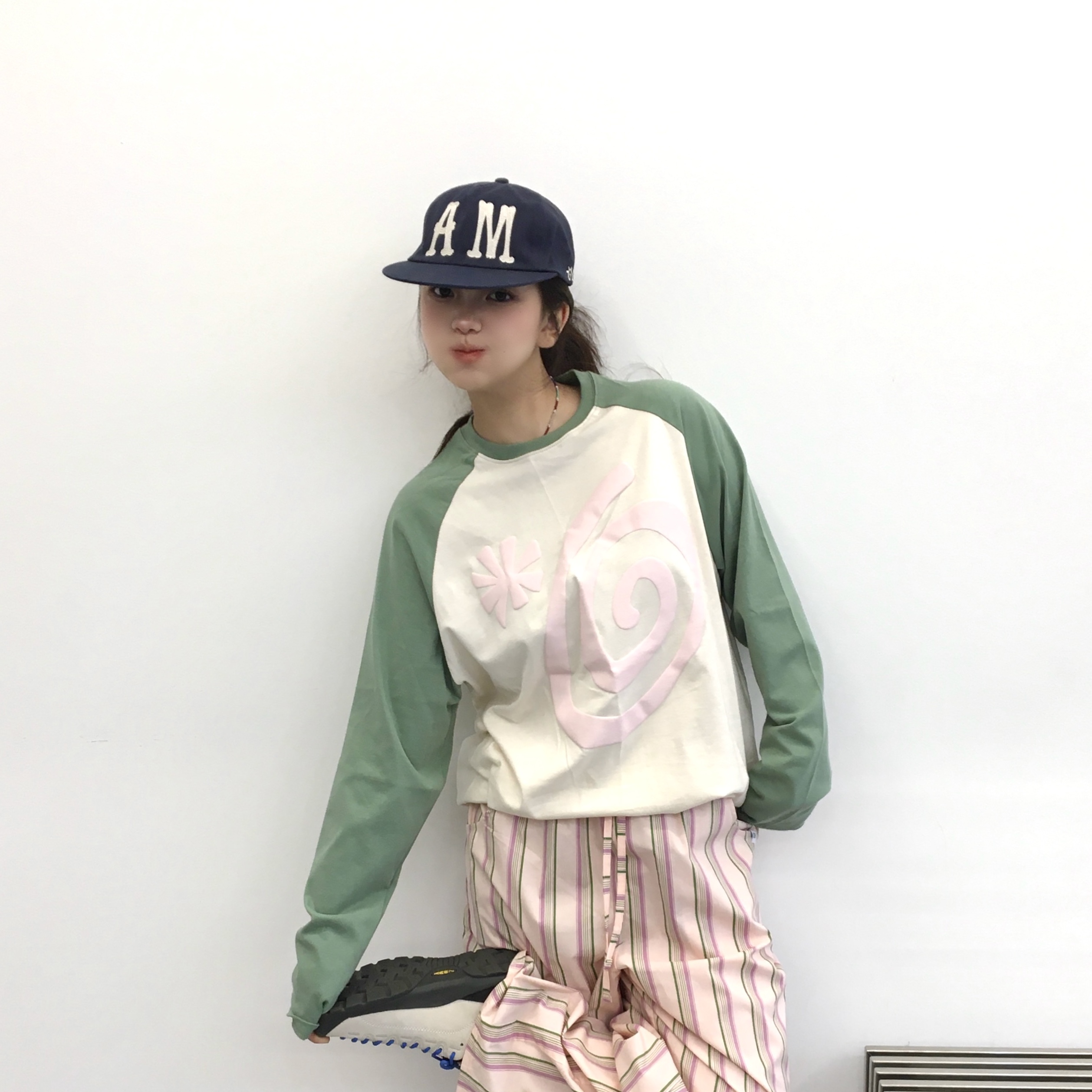 AMOU Molly Reglan long sleeve Green, AMOU Molly Reglan long sleeve Black 착용 스타일 - 1