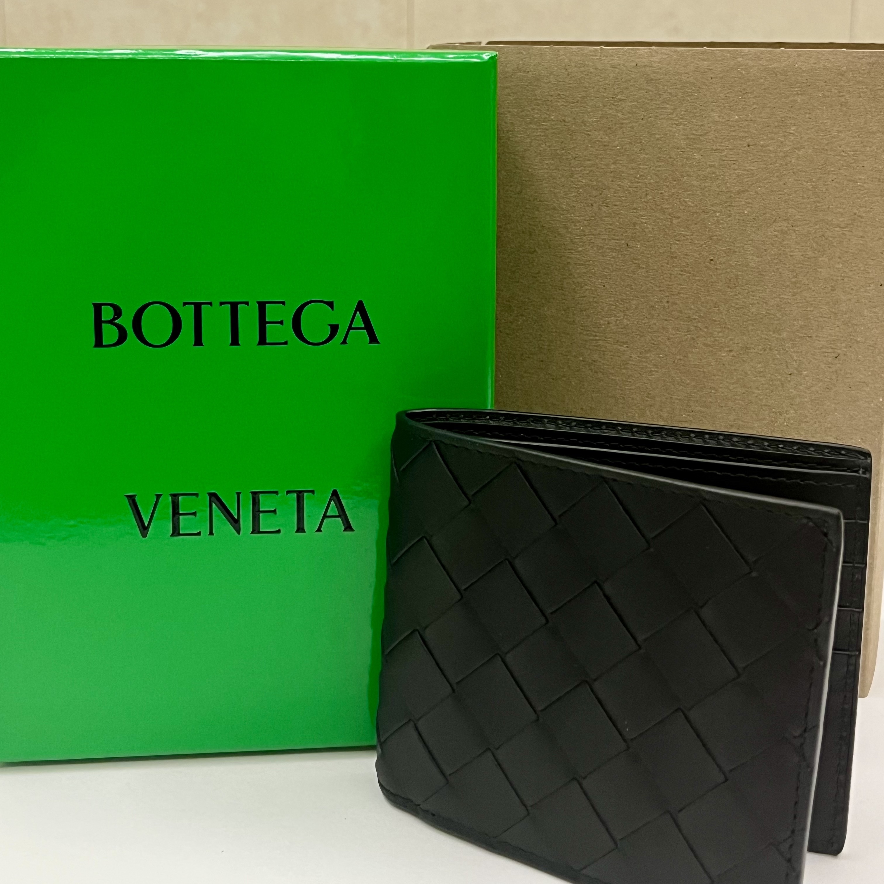 Bottega Veneta Bi-Fold Wallet Black 착용 스타일