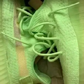 Adidas Yeezy Boost 350 V2 Glow 착용 스타일