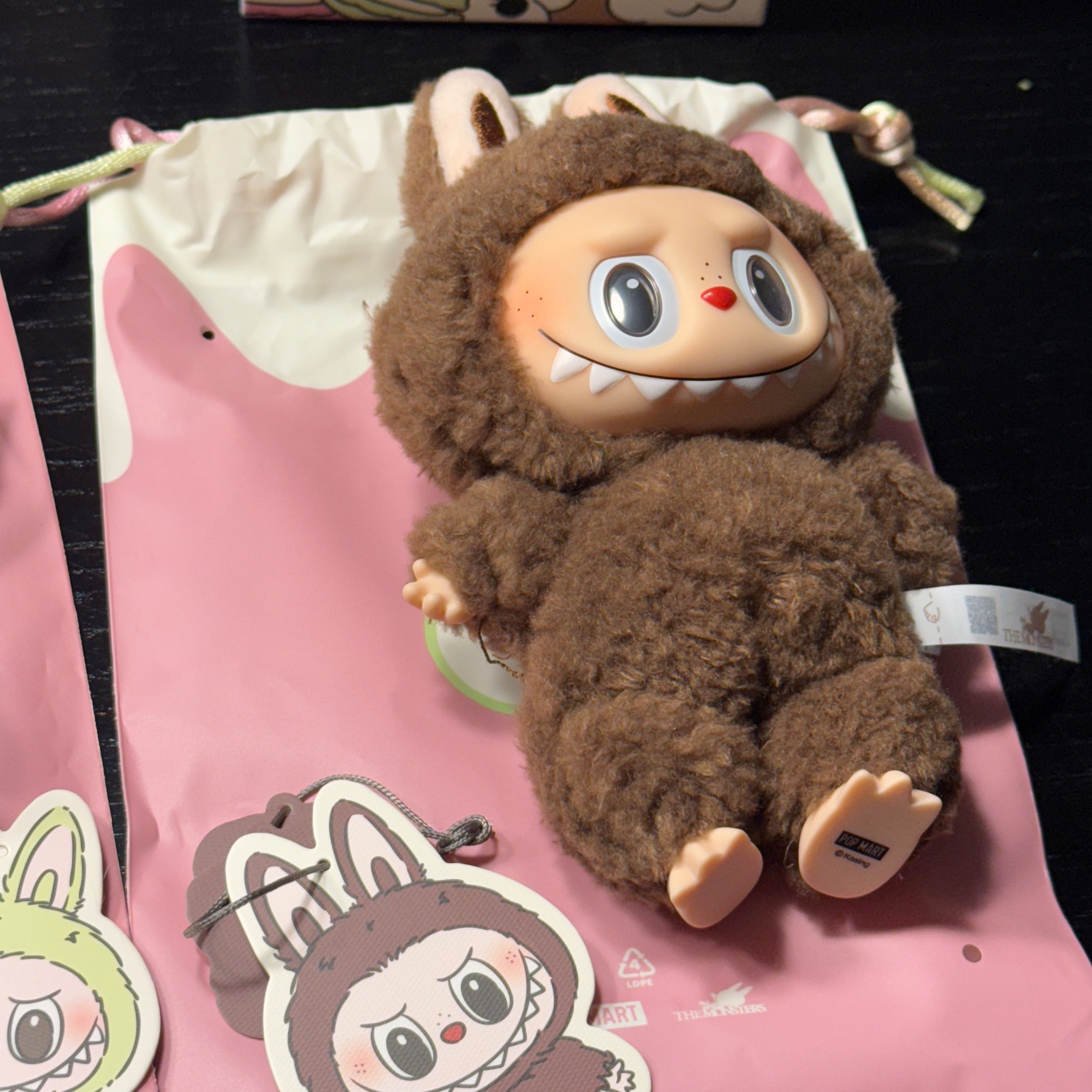 Pop Mart Labubu The Monsters Labubu Tasty Macarons Series Chestnut Cocoa Keyring (Opened Case) 착용 스타일