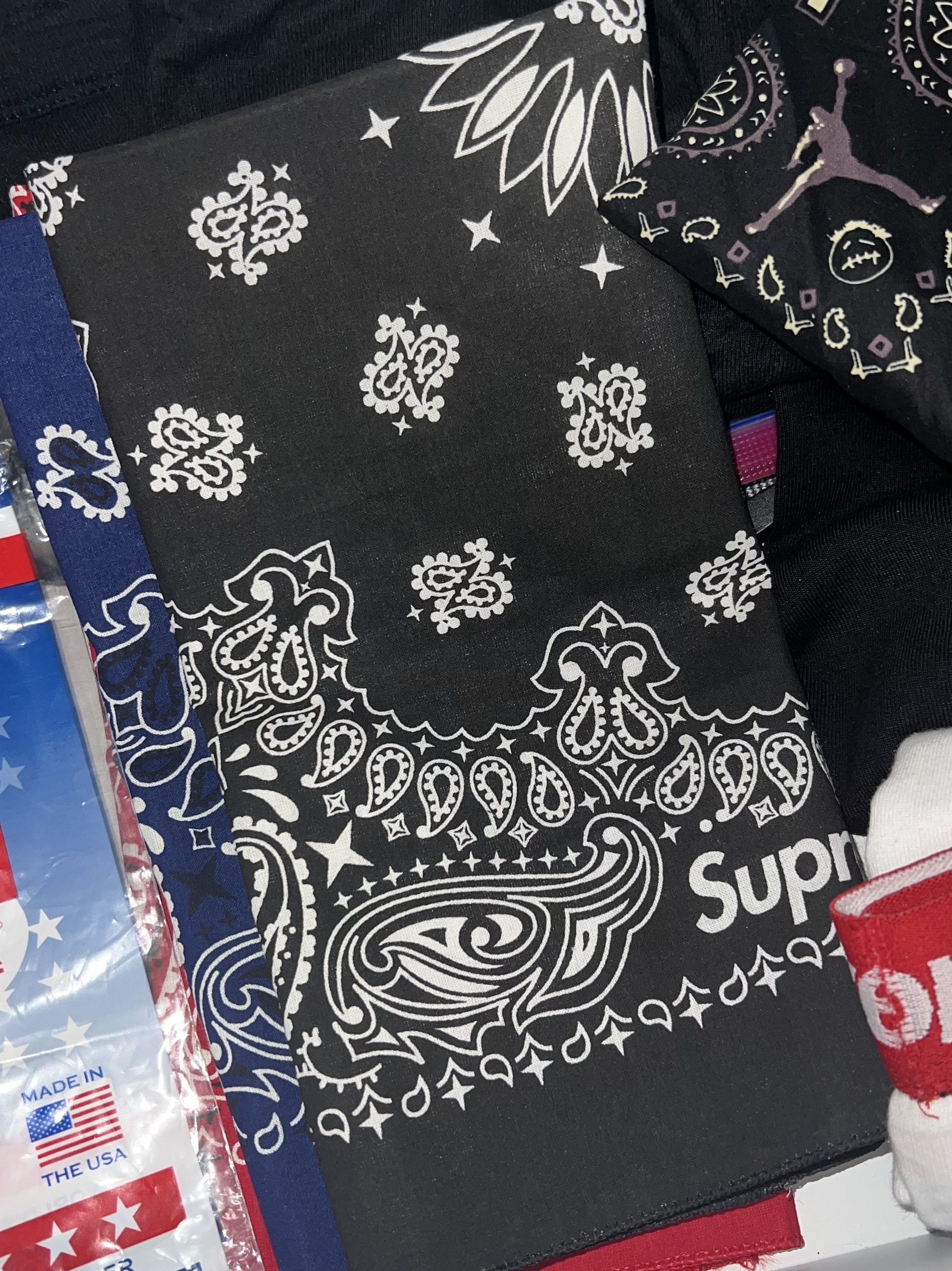 Supreme Hav-A-Hank Bandanas Multicolor (Set of 3) - 24SS, Chanel Cat Eye Sunglasses Acetate Calfskin & Black 착용 스타일 - 6