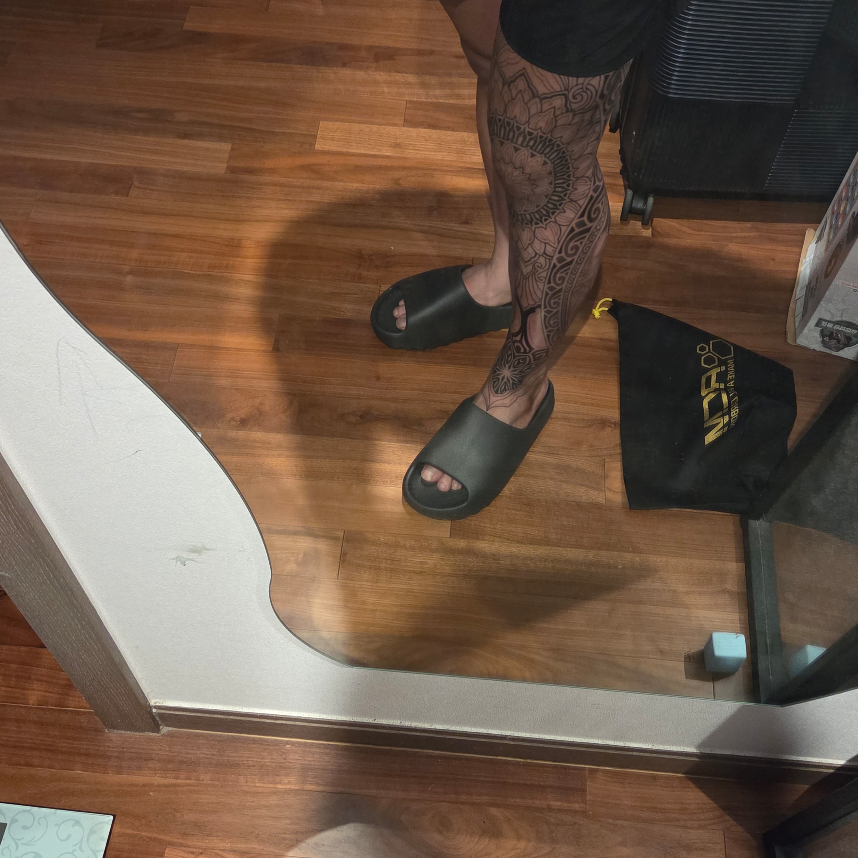 Adidas Yeezy Slide Onyx 착용 스타일