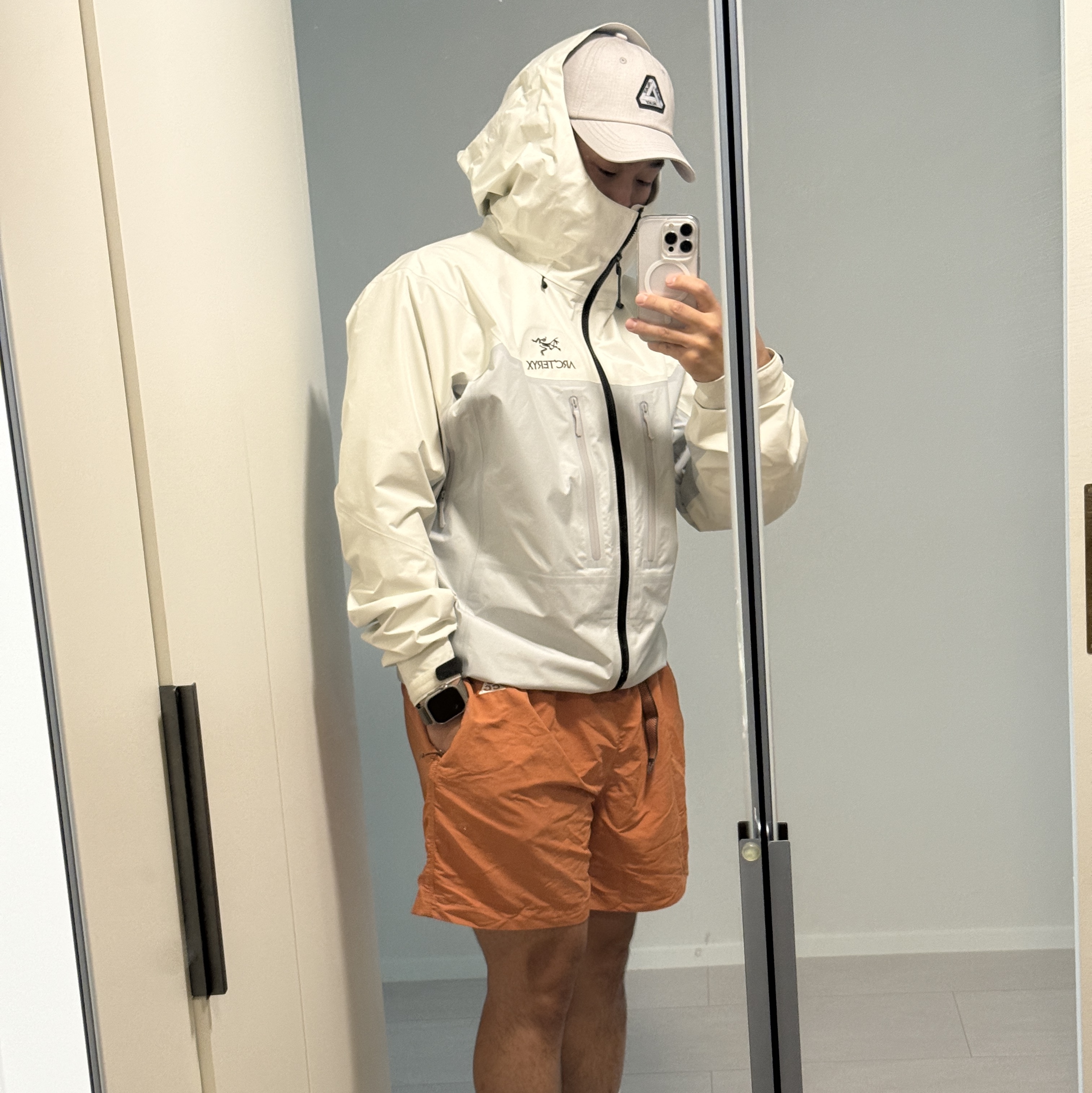 Arc'teryx Alpha Jacket Arctic Silk Solitude, Nike ACG Dri-Fit New Sands Shorts Monarch - Asia 착용 스타일