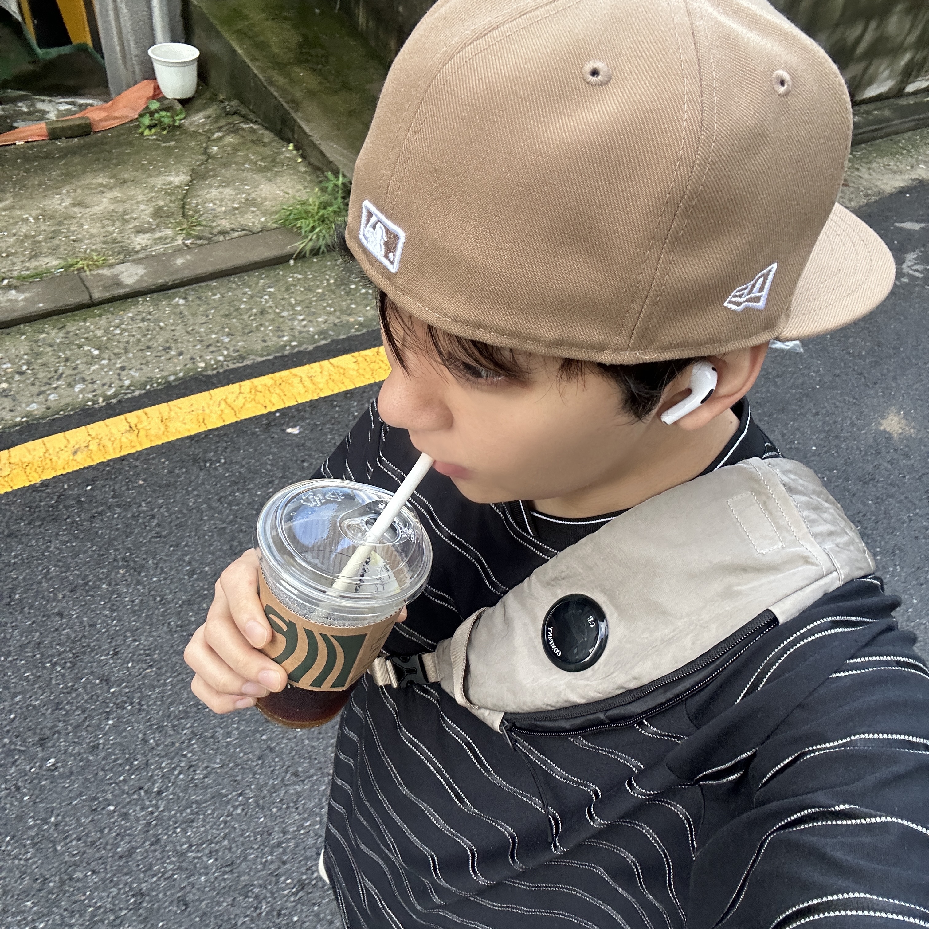 C.P. Company Cross Bag Beige Gray - 25SS, Supreme x Umbro Stripe Soccer Jersey Black - 25SS 착용 스타일