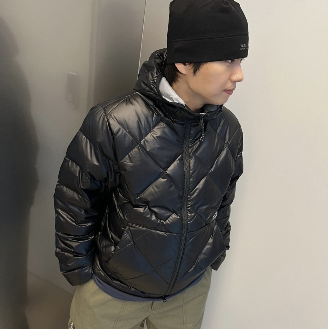 YESEYESEE® x HIKER WORKSHOP® Beanie Black, YESEYESEE Wafer Goose Down Jacket Black 착용 스타일 - 1