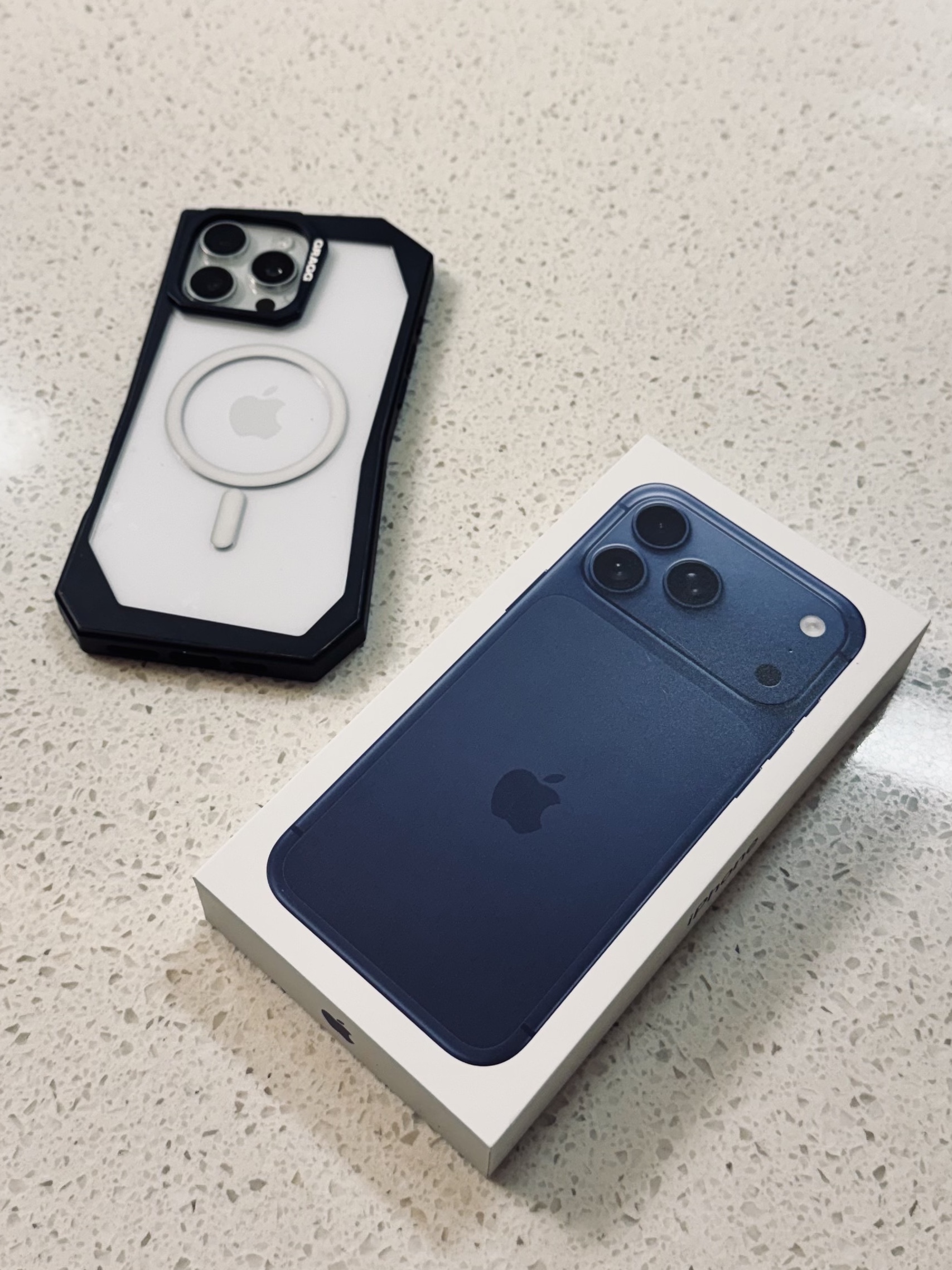 Apple iPhone 17 Pro 1TB Deep Blue, Apple iPhone 17 Pro Max 2TB Deep Blue 착용 스타일 - 2