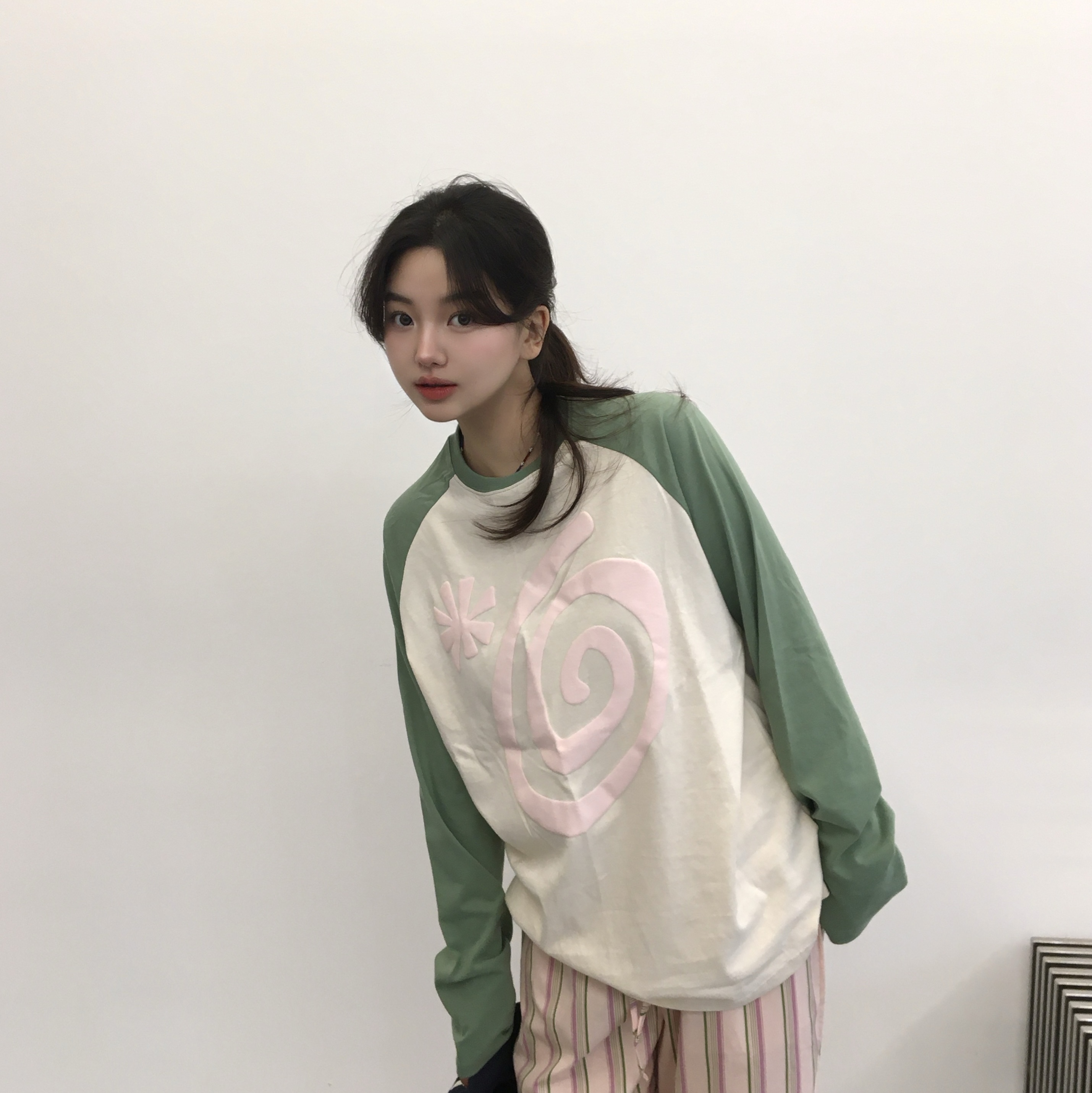 AMOU Molly Reglan long sleeve Green, AMOU Molly Reglan long sleeve Black 착용 스타일 - 5