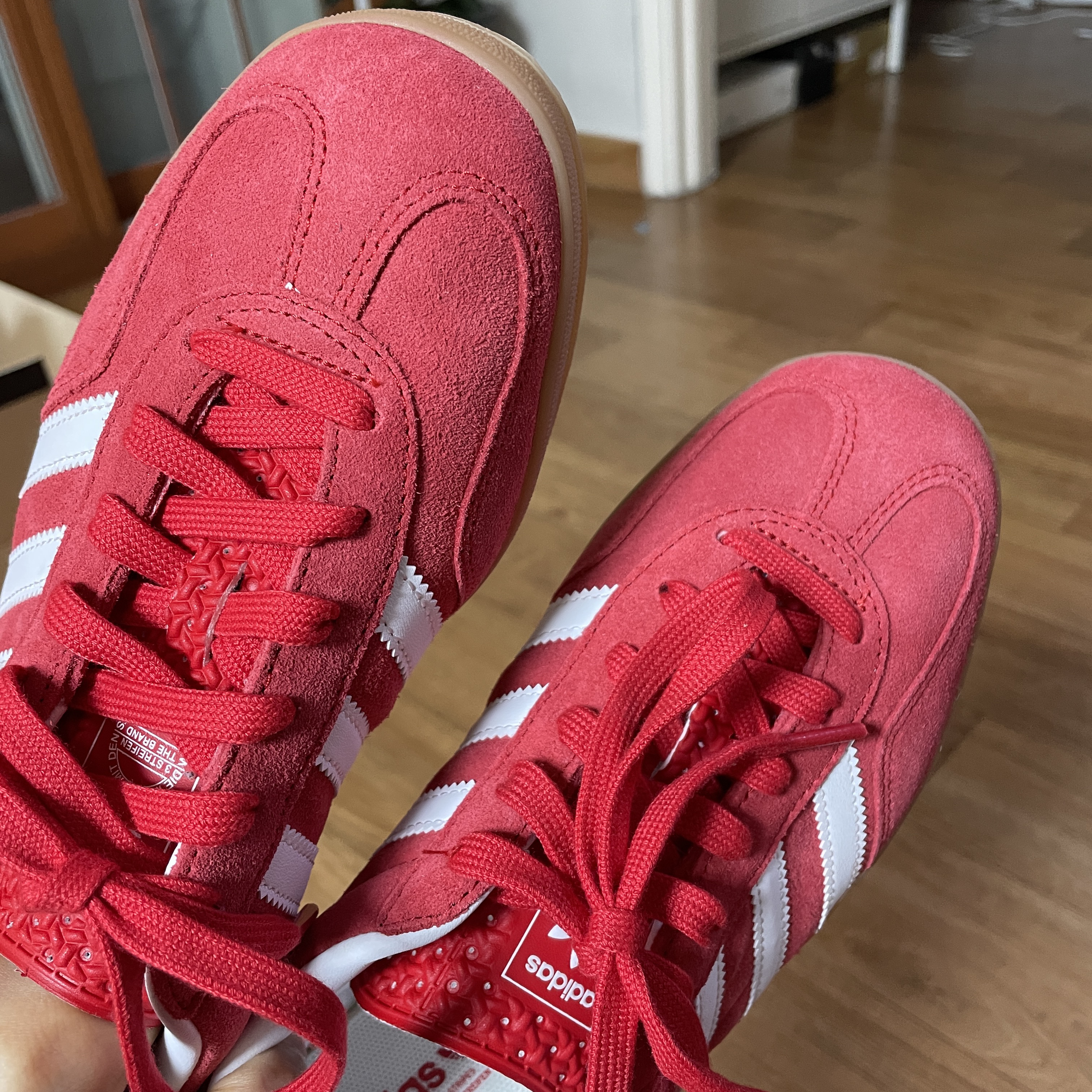 Adidas Gazelle Indoor Better Scarlet Cloud White 착용 스타일