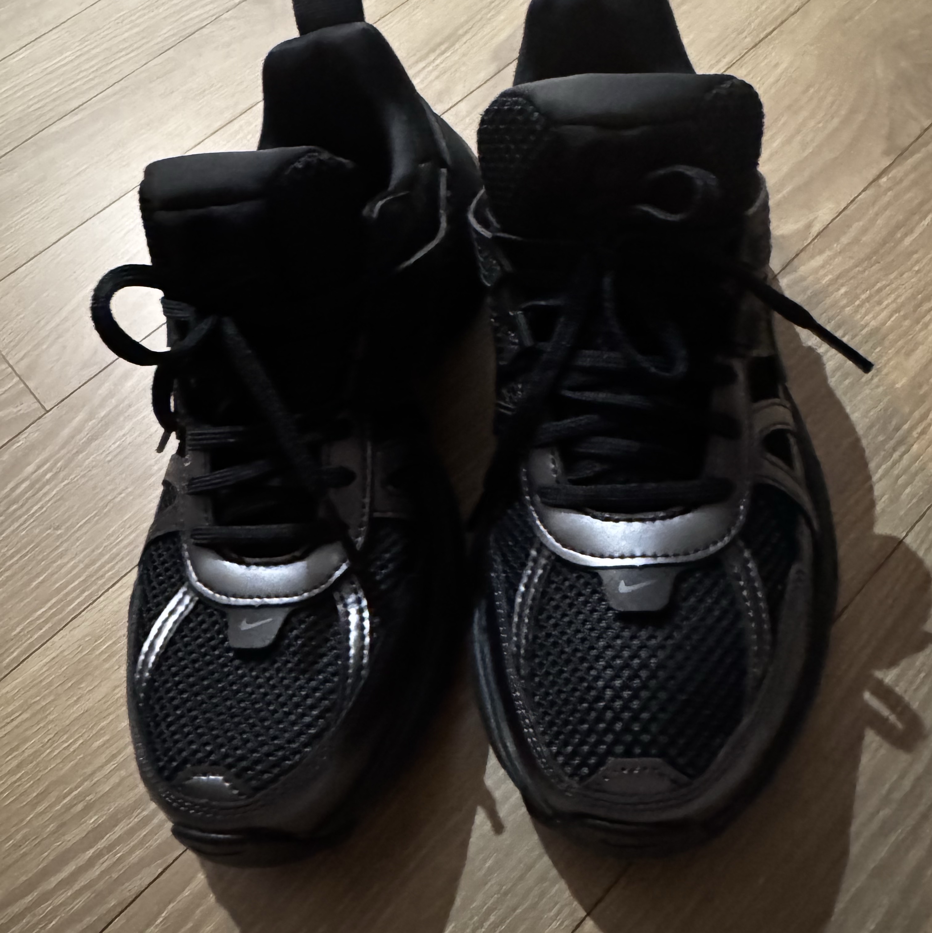 Nike V2K Run Black Anthracite 착용 스타일 - 1