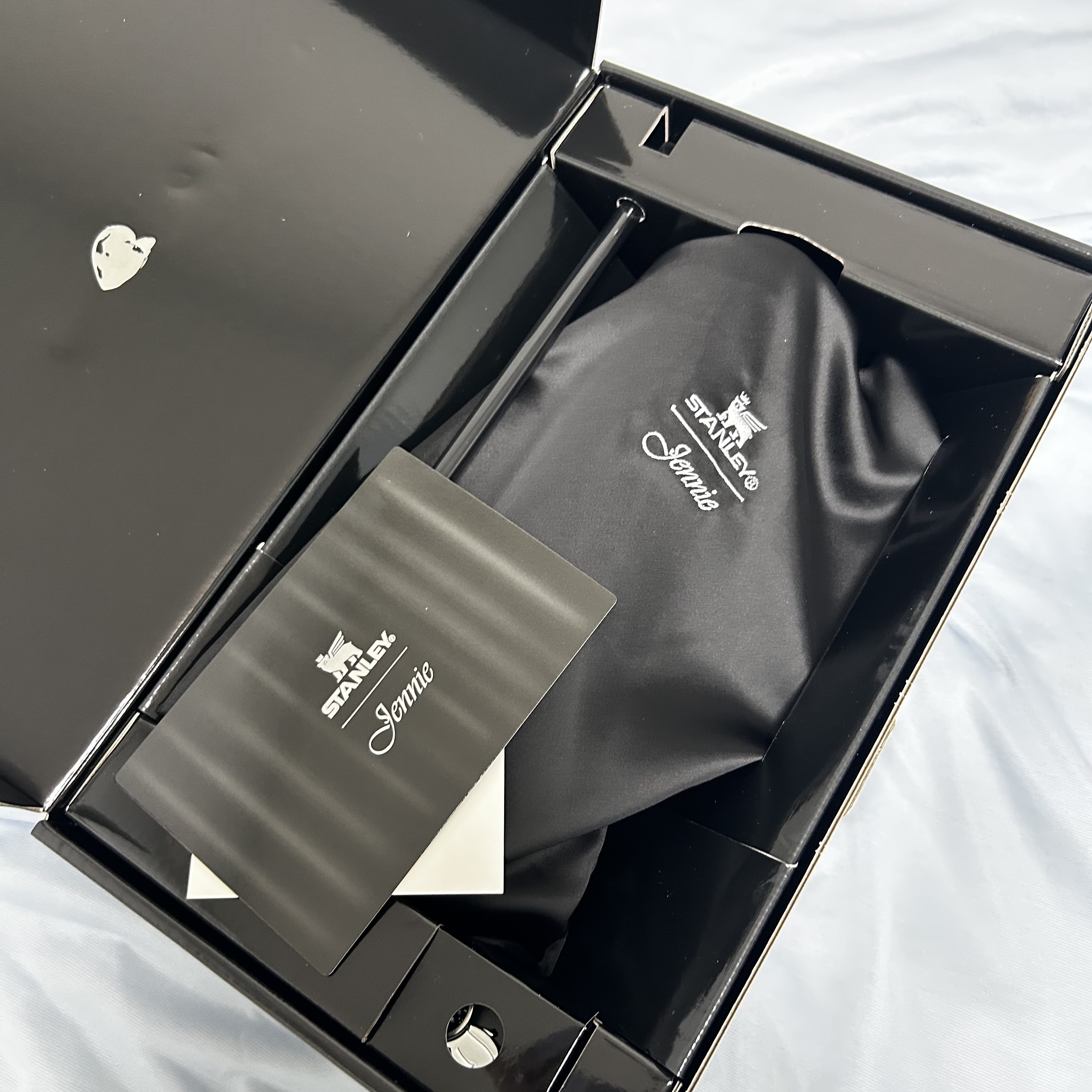 Stanley x Jennie 1913 Quencher Luxe Tumbler 887ml Midnight Ruby 착용 스타일 - 5