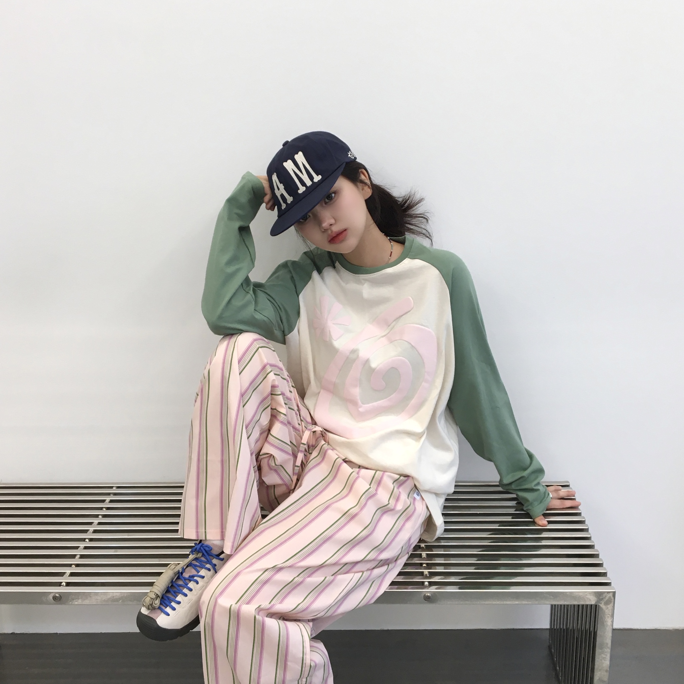 AMOU Molly Reglan long sleeve Green, AMOU Molly Reglan long sleeve Black 착용 스타일 - 2