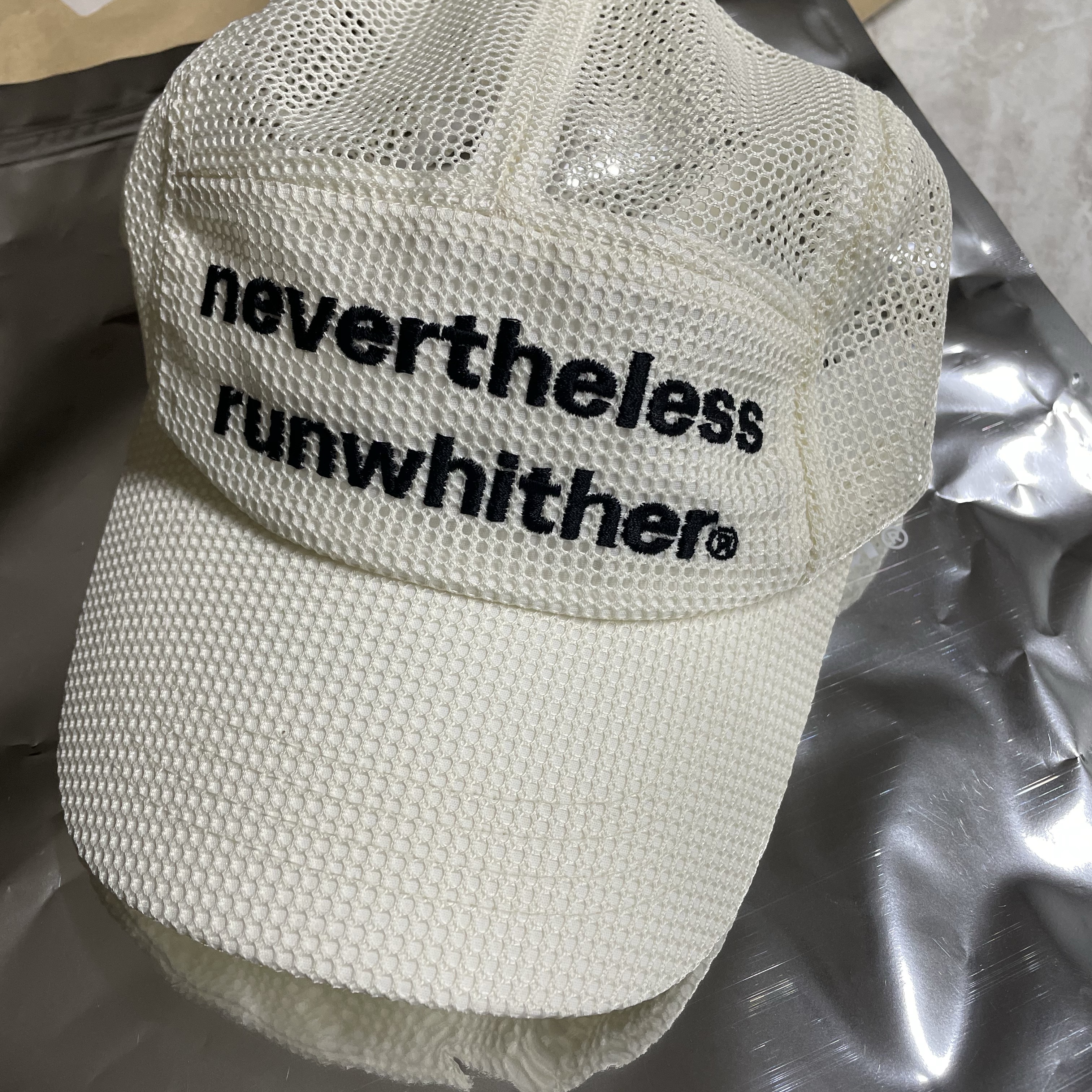 [KREAM 단독] runwhither Mesh Cap Ivory 착용 스타일 - 1