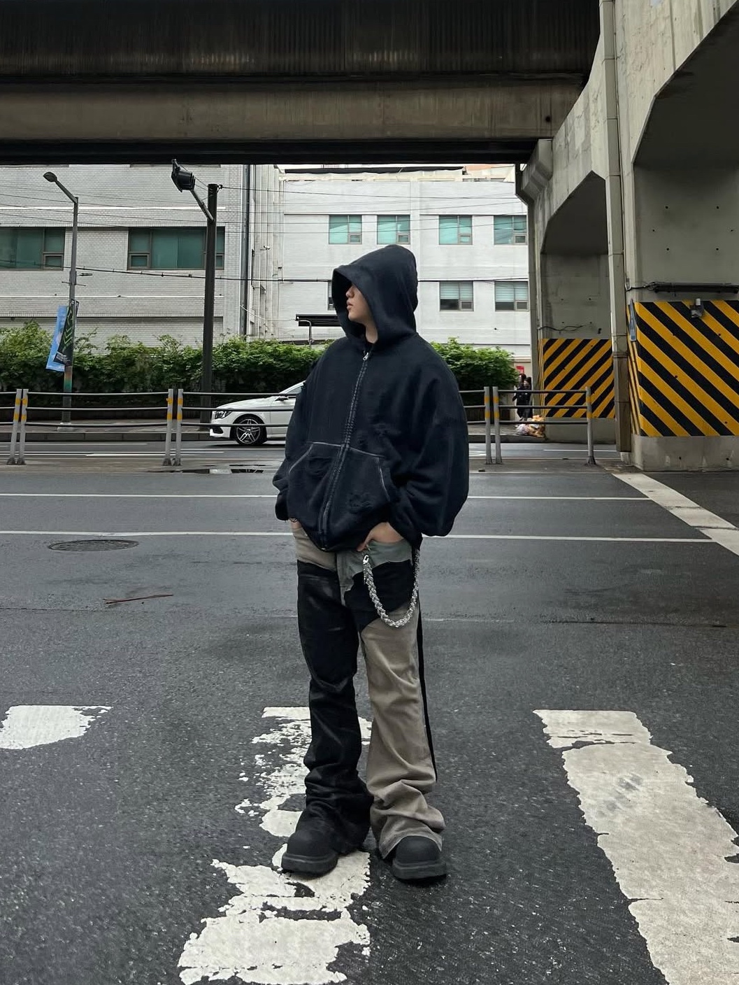 Nonnod x Shinsegae Distressed Zip-Up Hoodie Washed Black 착용 스타일