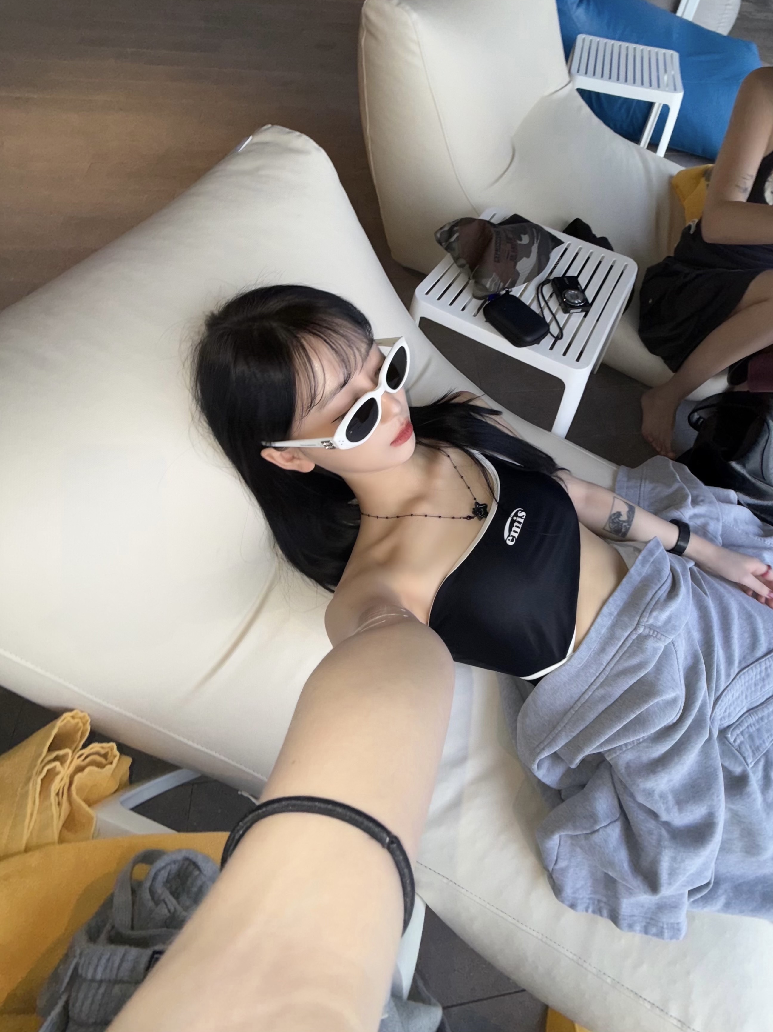 (W) Emis Logo Cut Out Swimsuit Black, Gentle Monster Row W2 White Black 착용 스타일 - 2