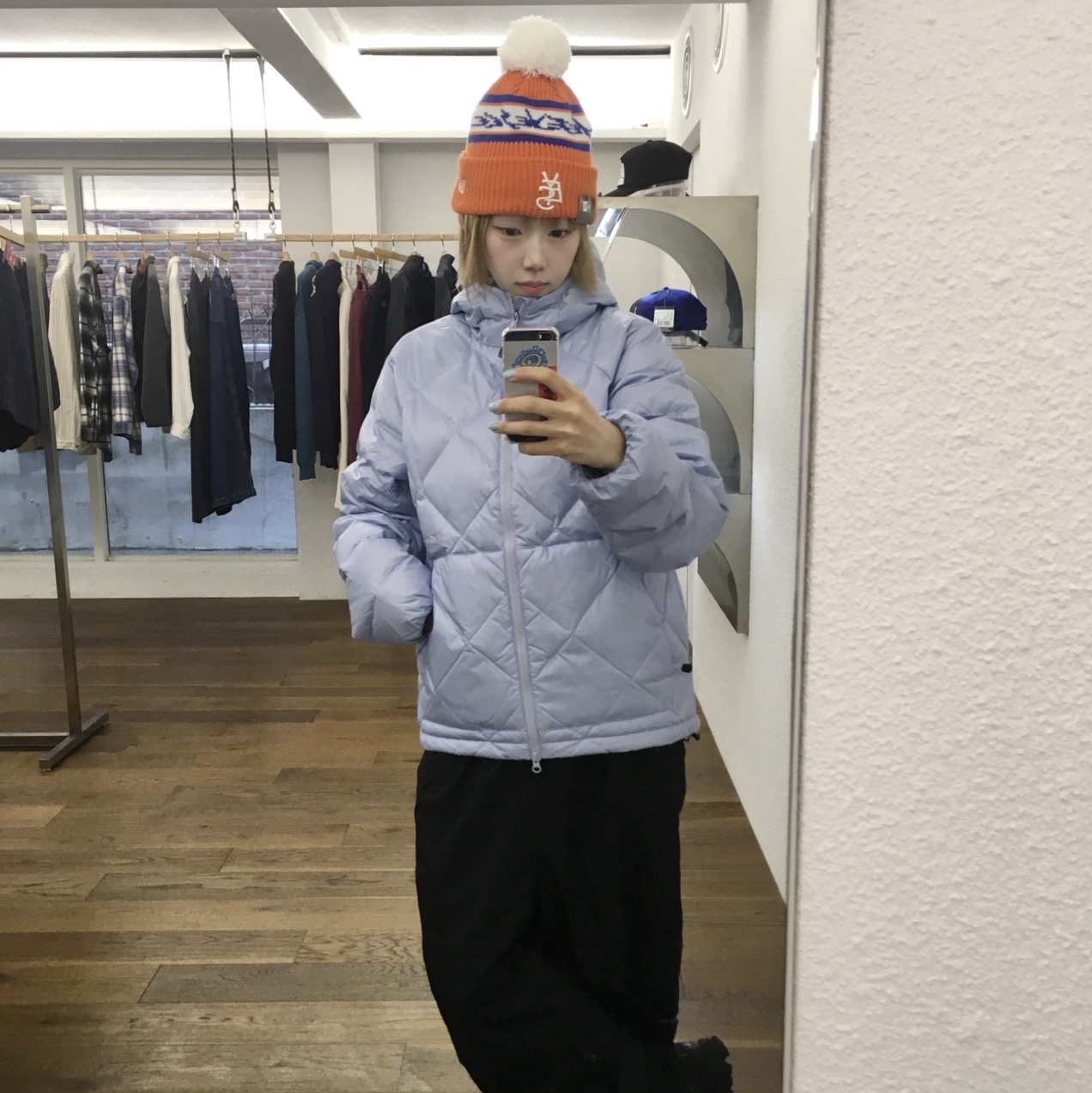 YESEYESEE Wafer Goose Down Jacket Misty Blue, YESEYESEE Staff Trek Pants Black 착용 스타일 - 6