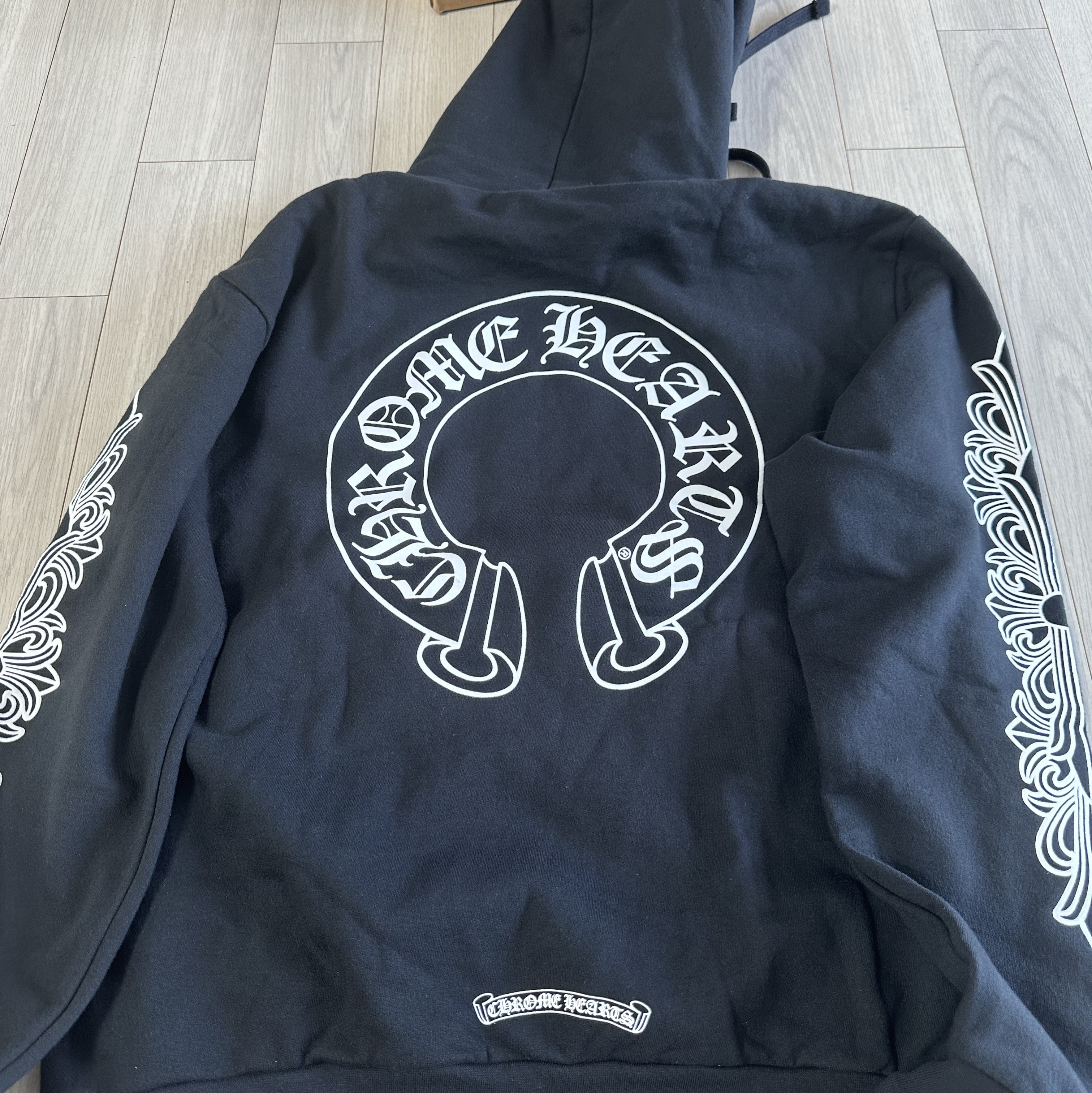 Chrome Hearts Horseshoe Floral Hoodie Black 착용 스타일