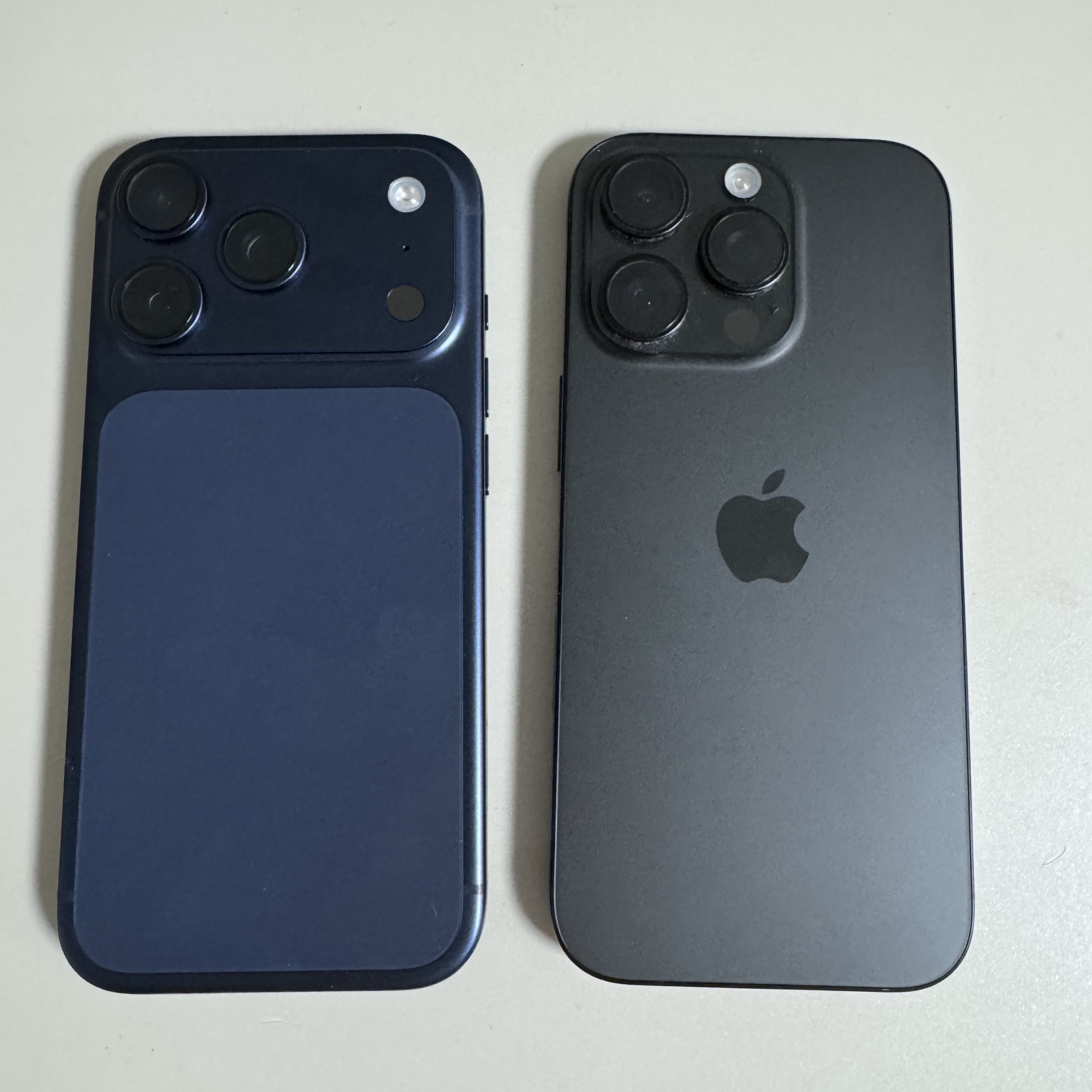 Apple iPhone 17 Pro 256GB Deep Blue 착용 스타일 - 1