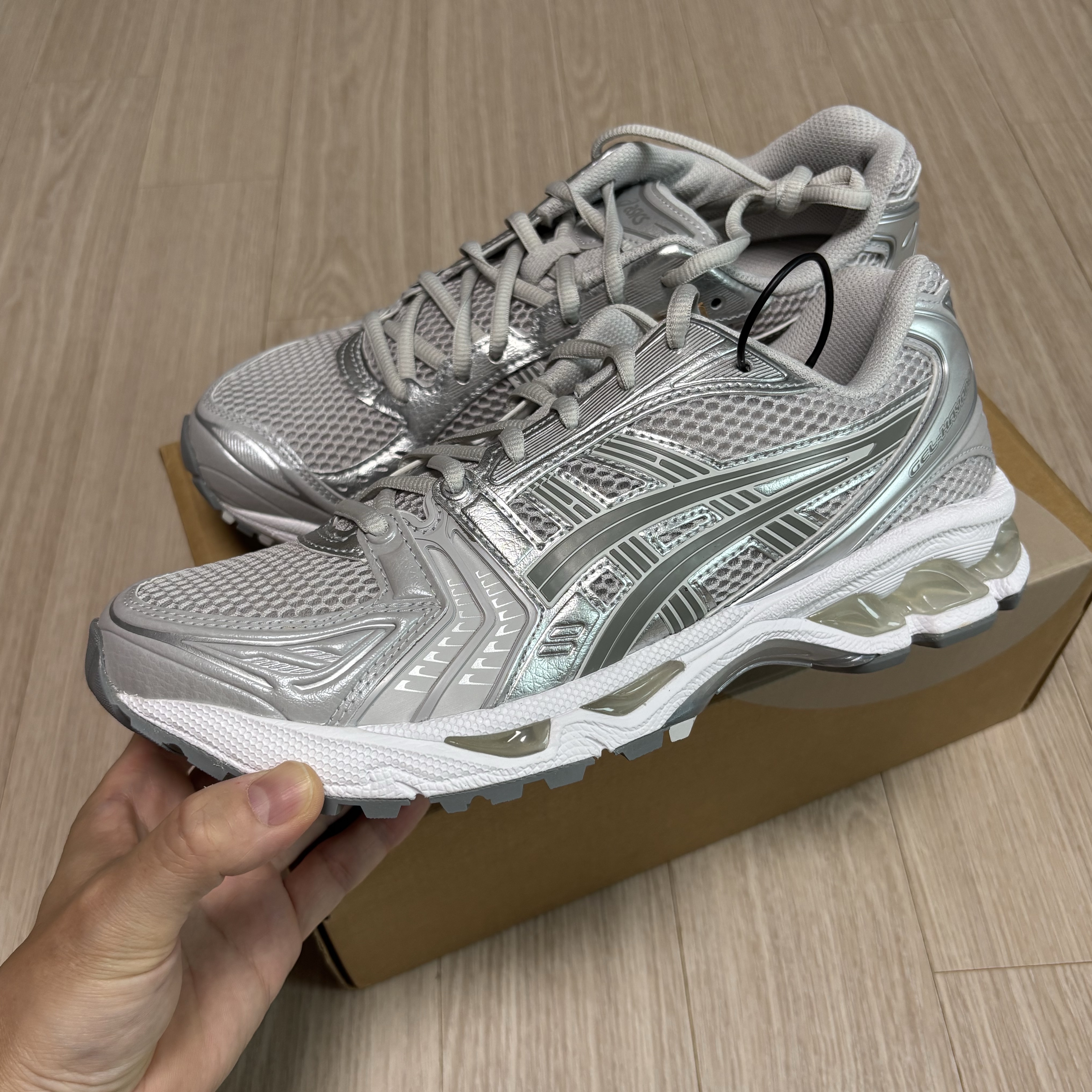 (W) Asics Gel-Kayano 14 Cloud Grey Clay Grey 착용 스타일 - 2