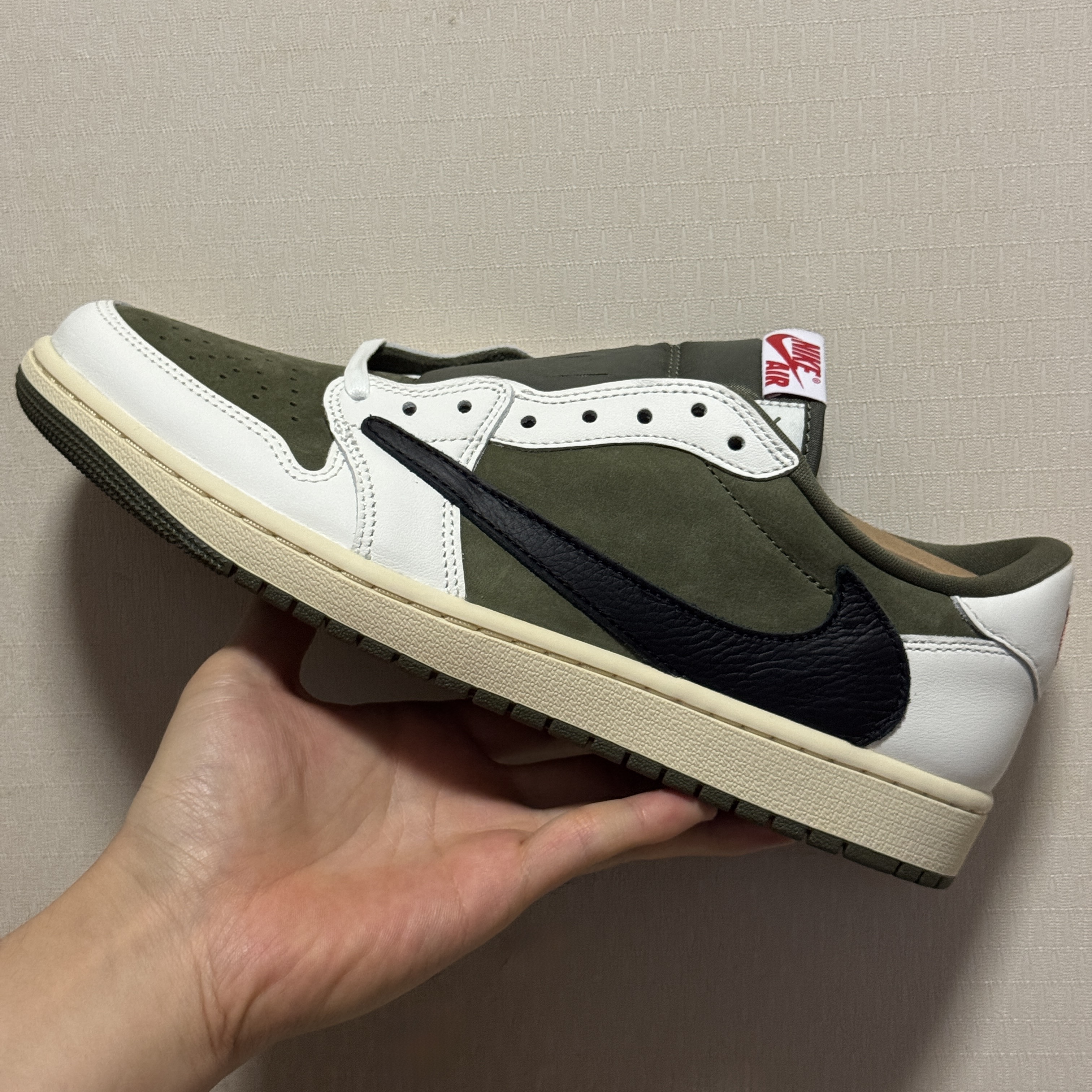 Jordan 1 x Travis Scott Retro Low OG SP Reverse Olive 착용 스타일