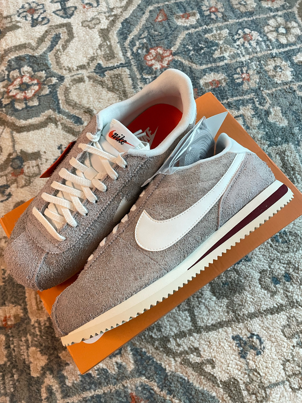 Nike Cortez SE Suede College Grey Dark Team Red 착용 스타일 - 1