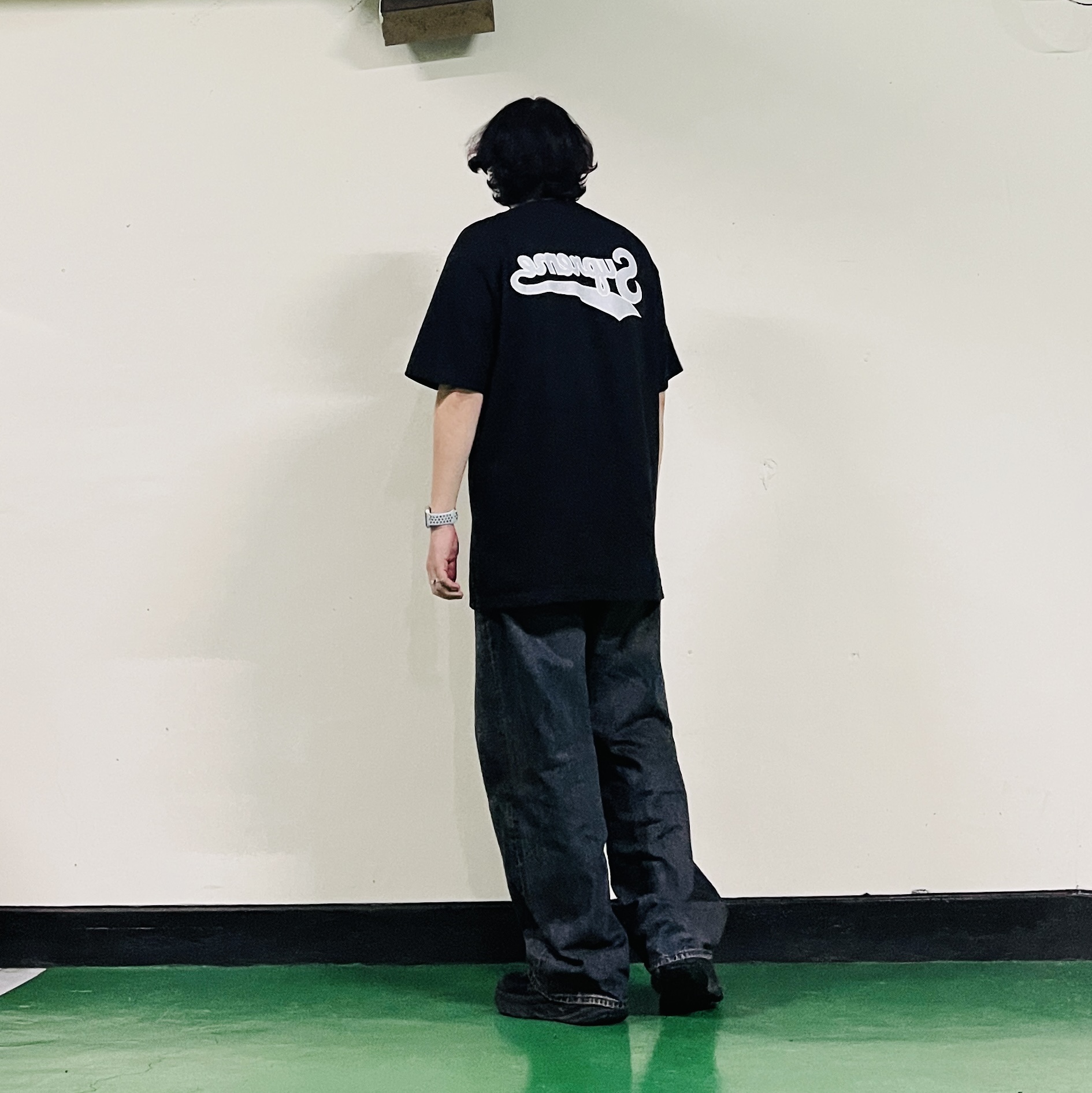Supreme Backwards T-Shirt Black - 24SS, Hoka Bondi 7 Black 착용 스타일 - 6