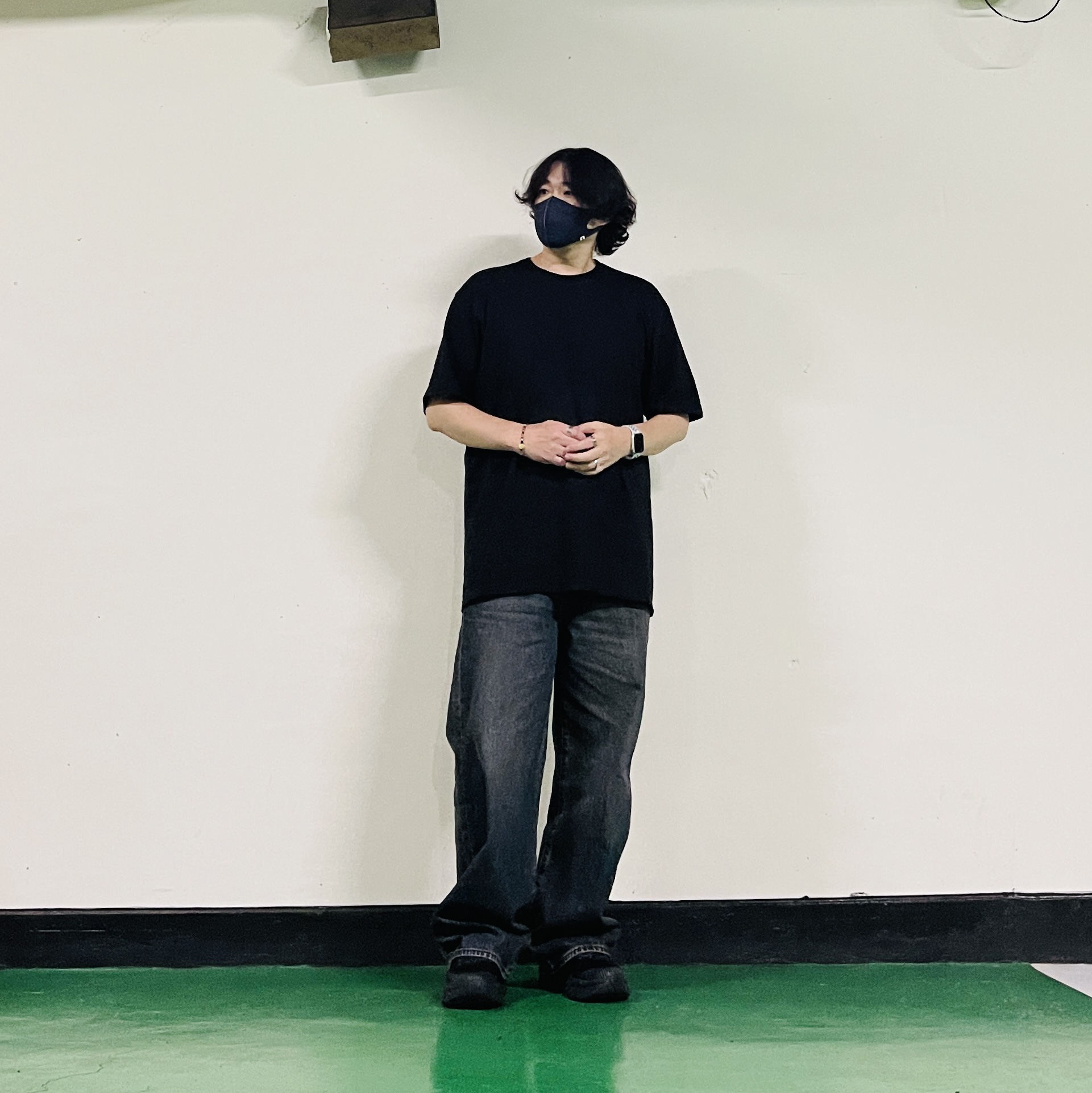Supreme Backwards T-Shirt Black - 24SS, Hoka Bondi 7 Black 착용 스타일 - 2