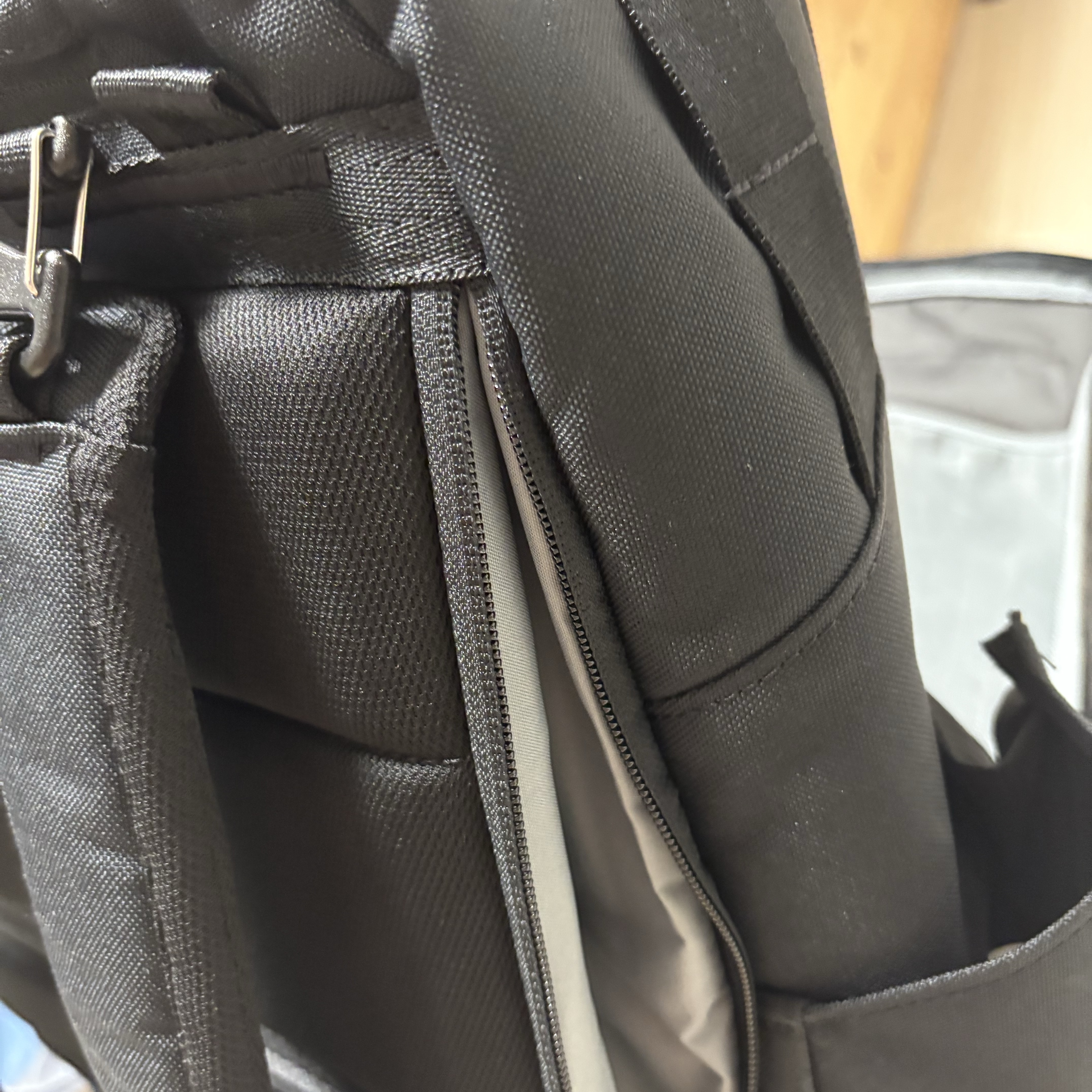 Nike Utility Elite Backpack 37L Black White 착용 스타일 - 3