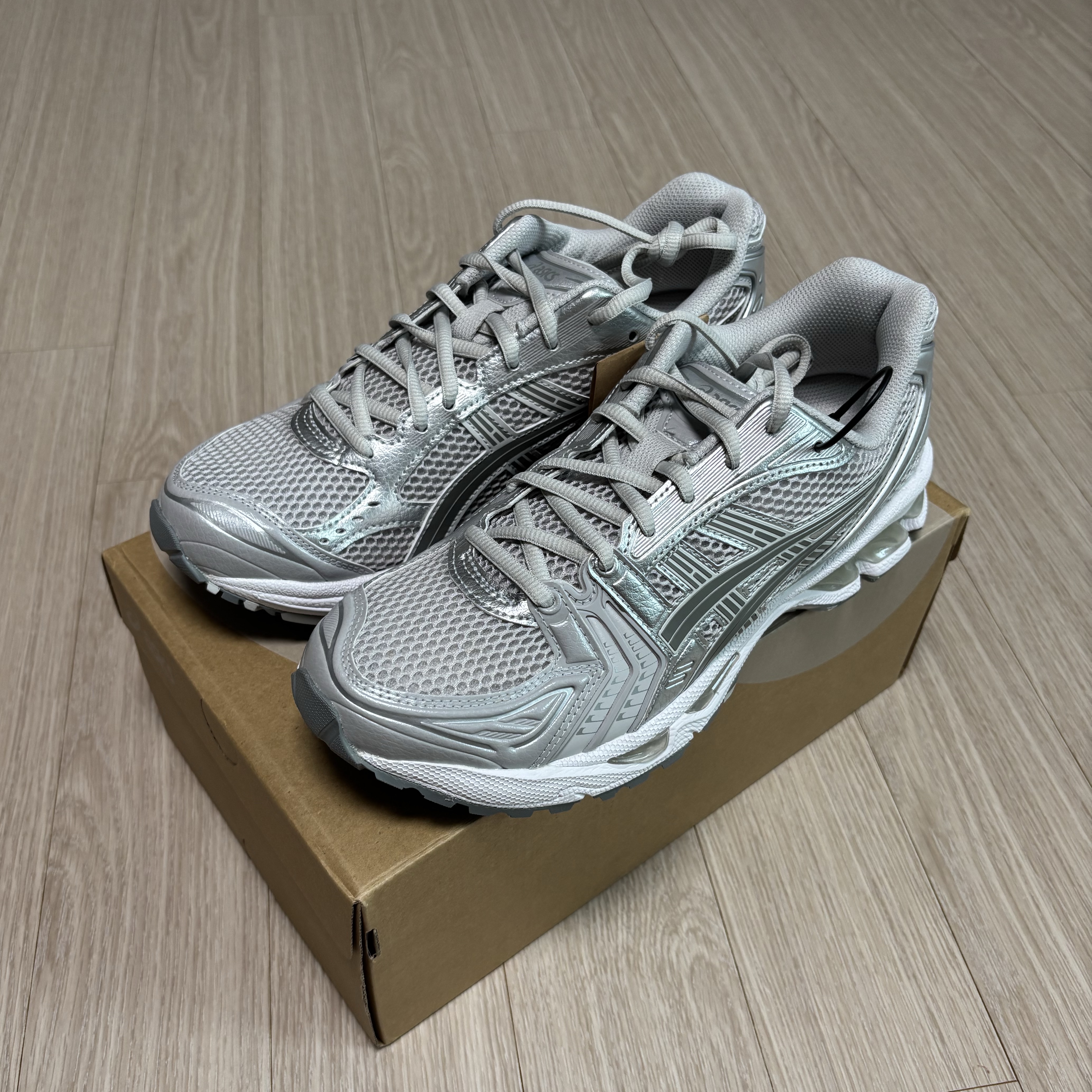 (W) Asics Gel-Kayano 14 Cloud Grey Clay Grey 착용 스타일 - 1