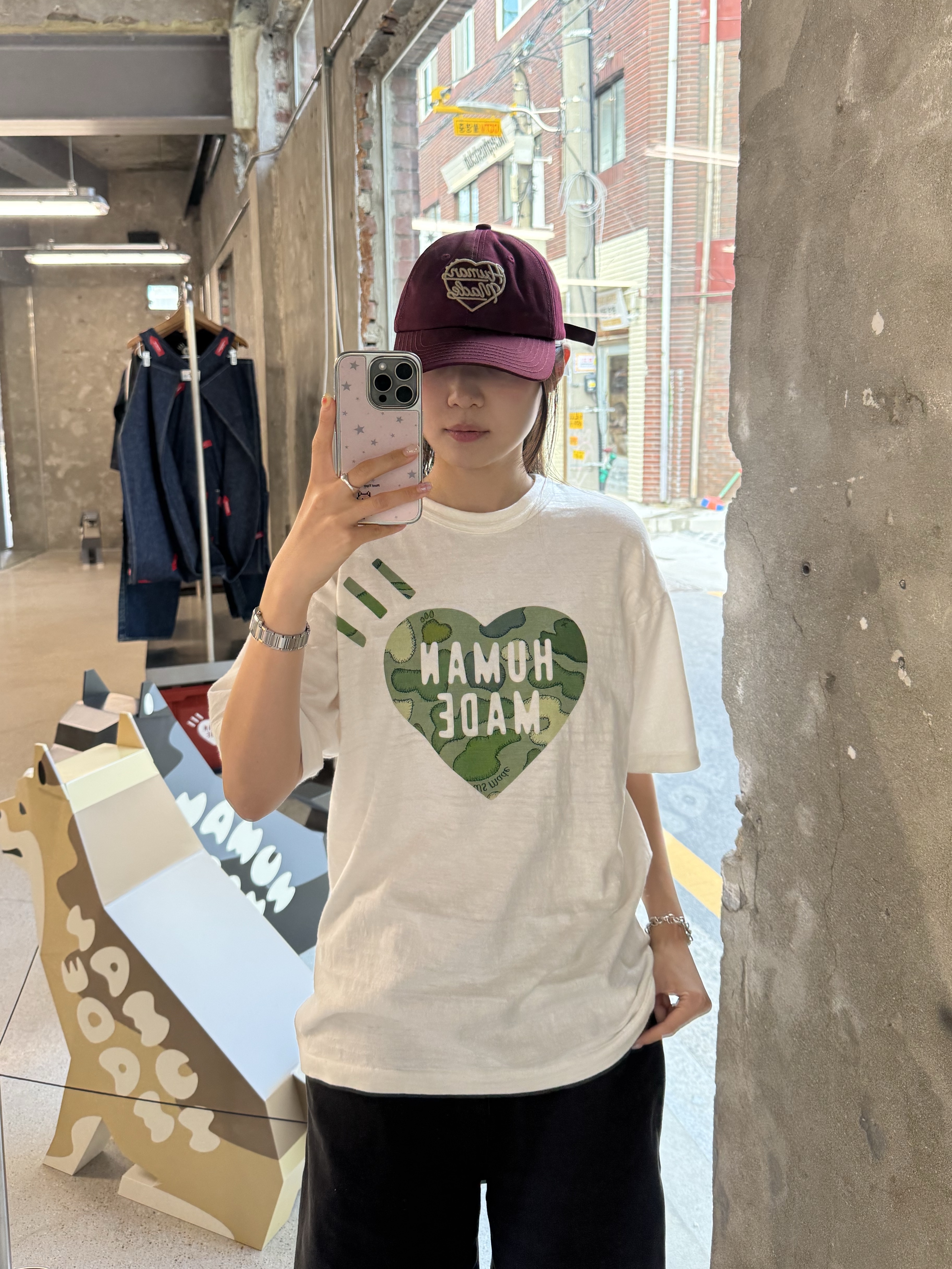 Human Made x Kaws Graphic T-Shirt #1 White, Human Made 6 Panel Twill Cap Burgundy 착용 스타일