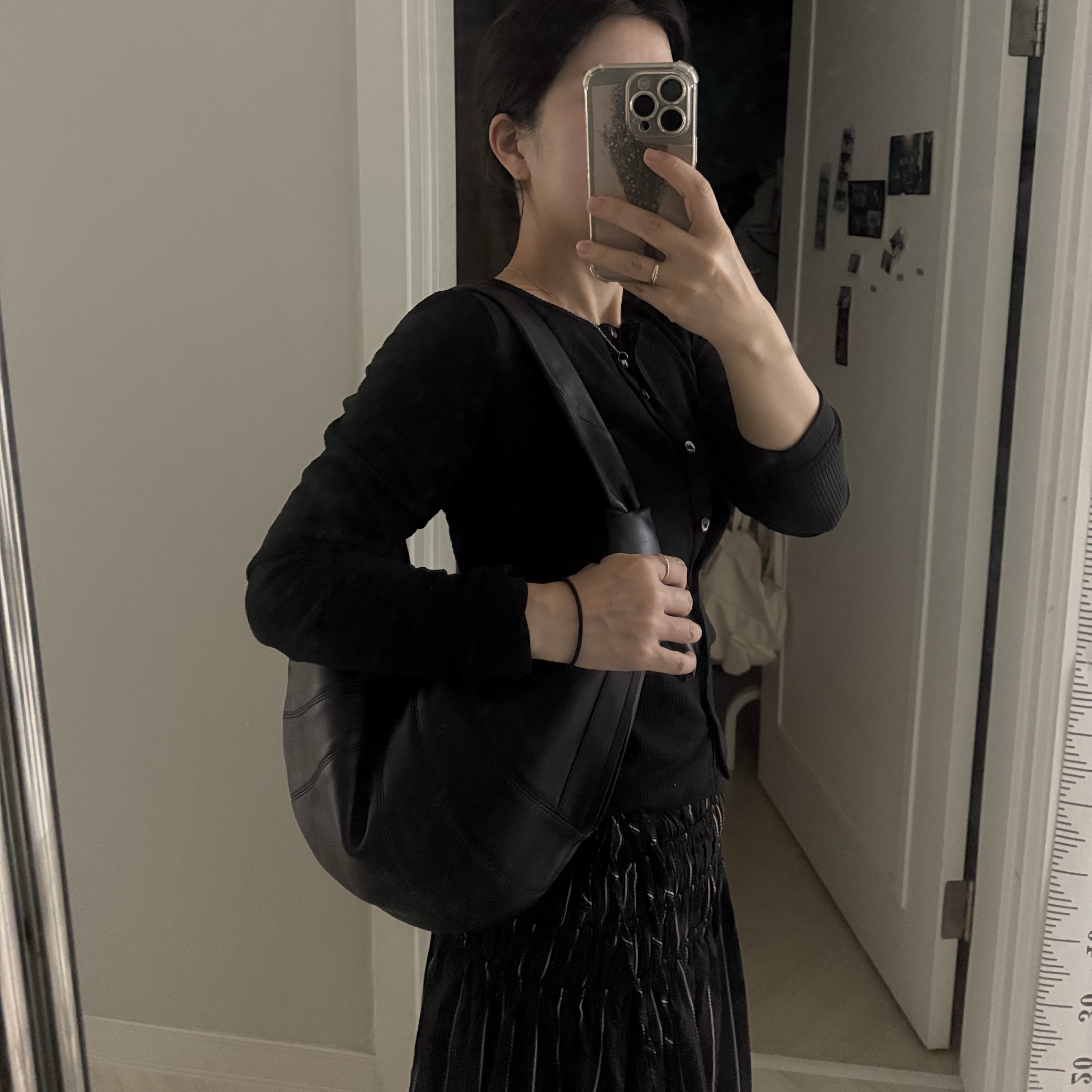Lemaire Fortune Croissant Bag Soft Nappa Leather Black 착용 스타일 - 1