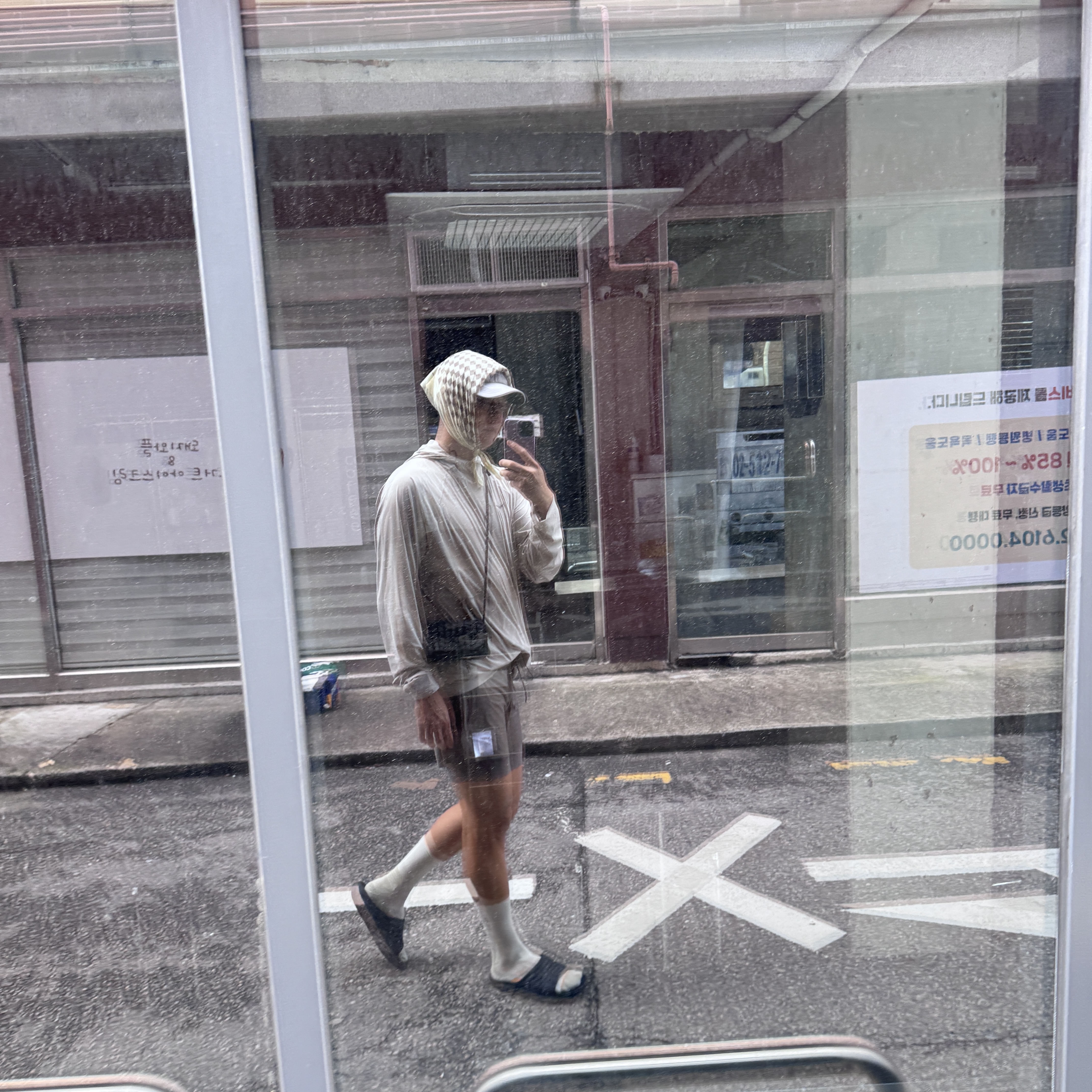 Asics x Cecilie Bahnsen Gel-Cumulus 16 Black Yellow, LI2 Slim Flat Crew Socks Butter 착용 스타일 - 6