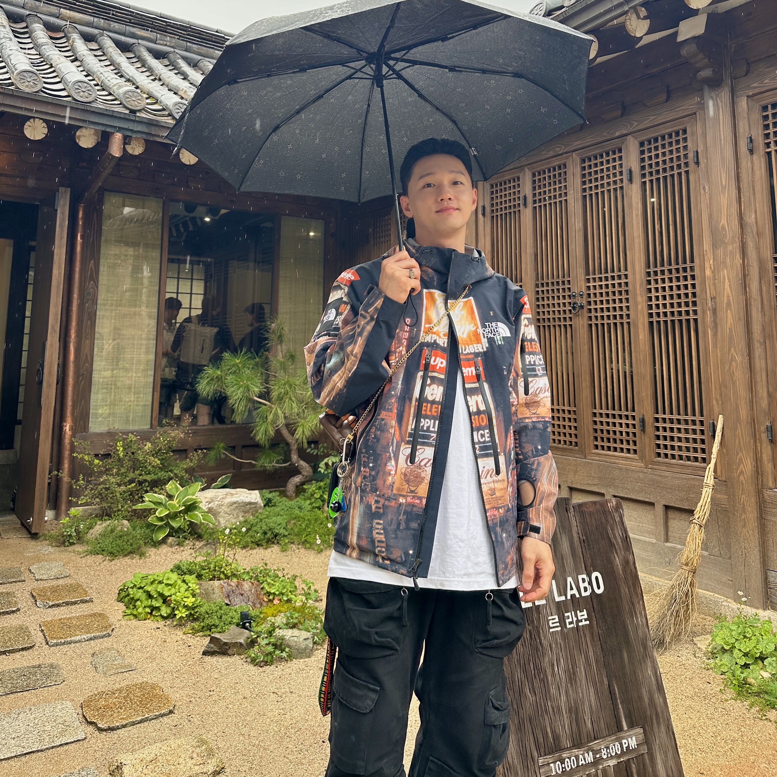 Supreme x The North Face Taped Seam Shell Jacket Times Square - 22FW, Zara Utility Pocket Pants Black 착용 스타일 - 2