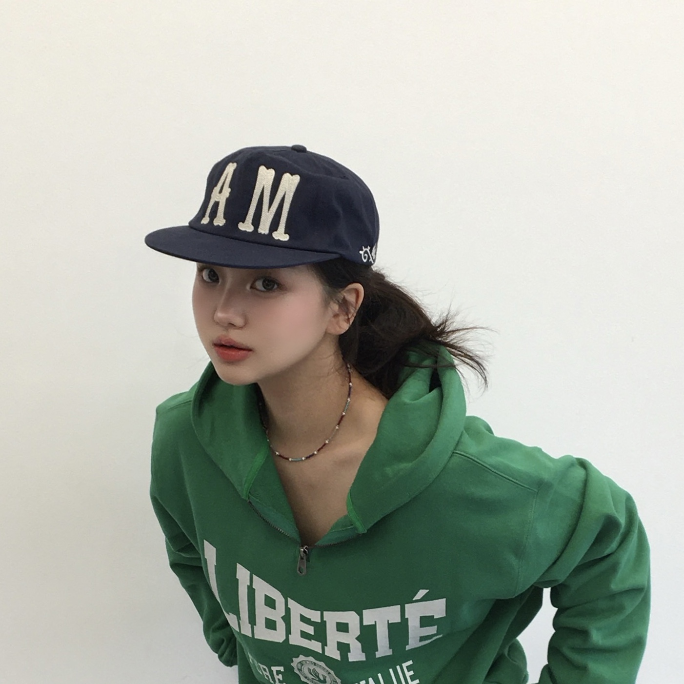 AMOU Liberte Zip Up Hoodie Green, AMOU Liberte Zip Up Hoodie Cream Melange 착용 스타일 - 6