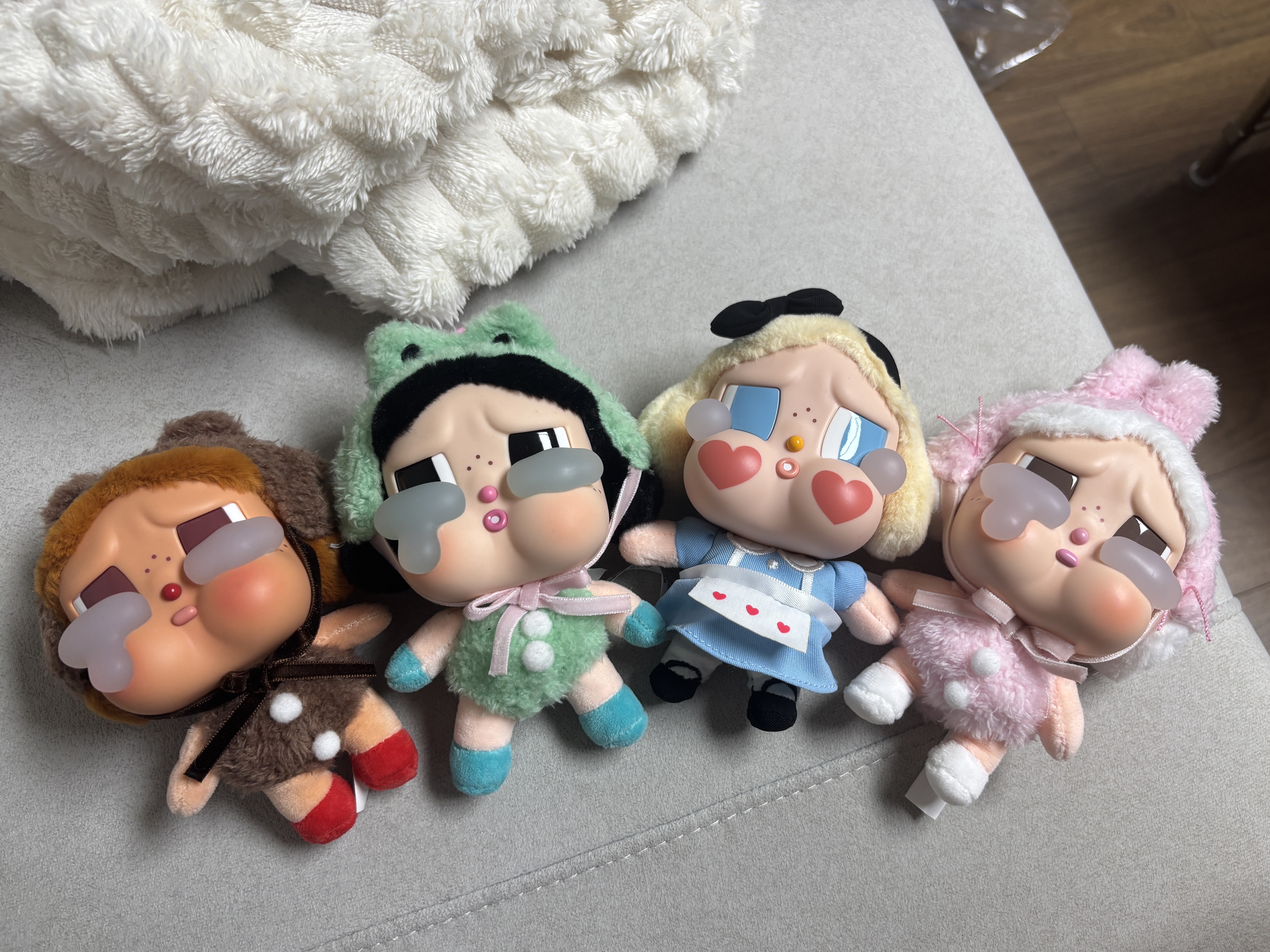 Pop Mart Crybaby Crying Again Series Plush Keyring Sealed Case (6 Blind Boxes) 착용 스타일 - 2