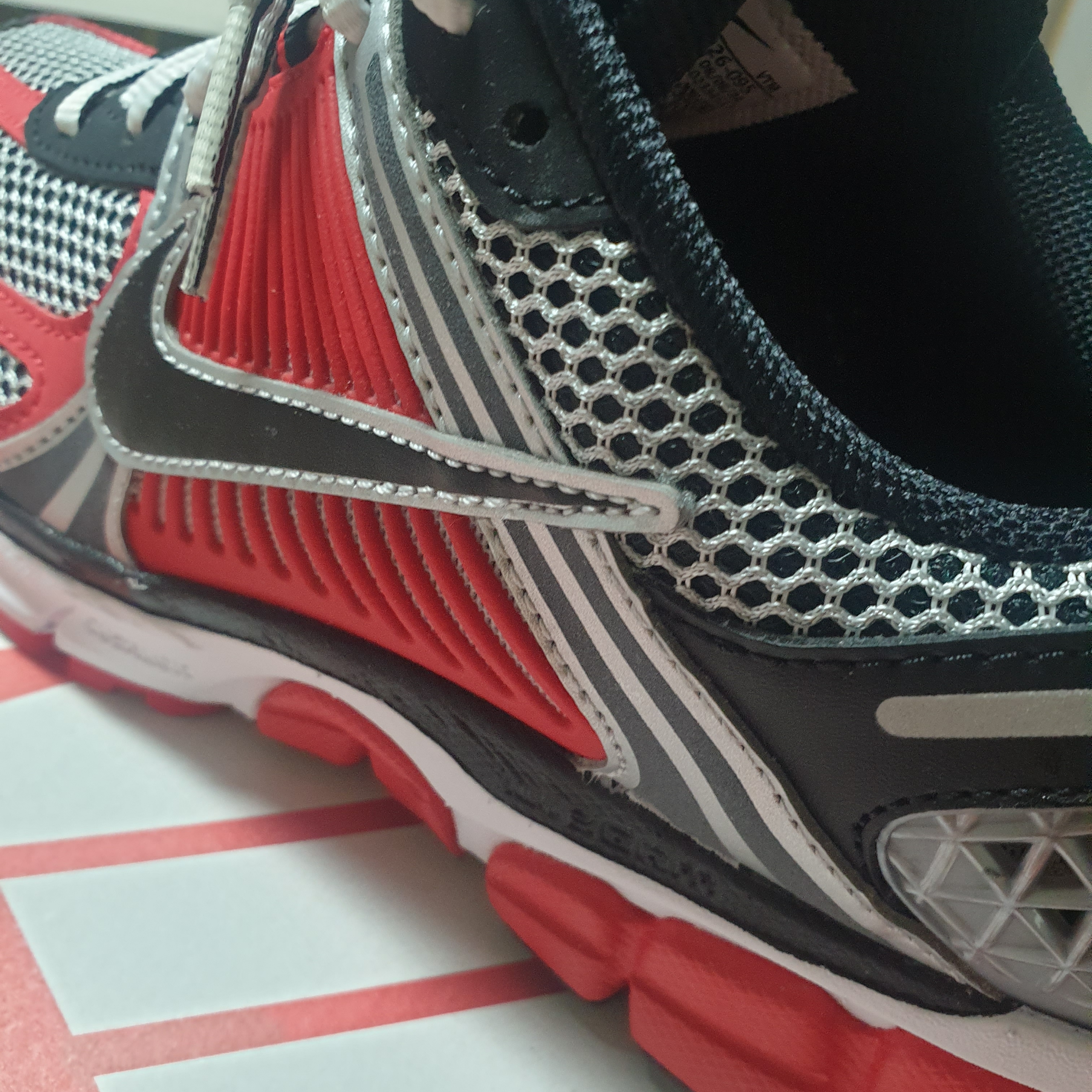 Nike Zoom Vomero 5 Metallic Silver University Red 착용 스타일