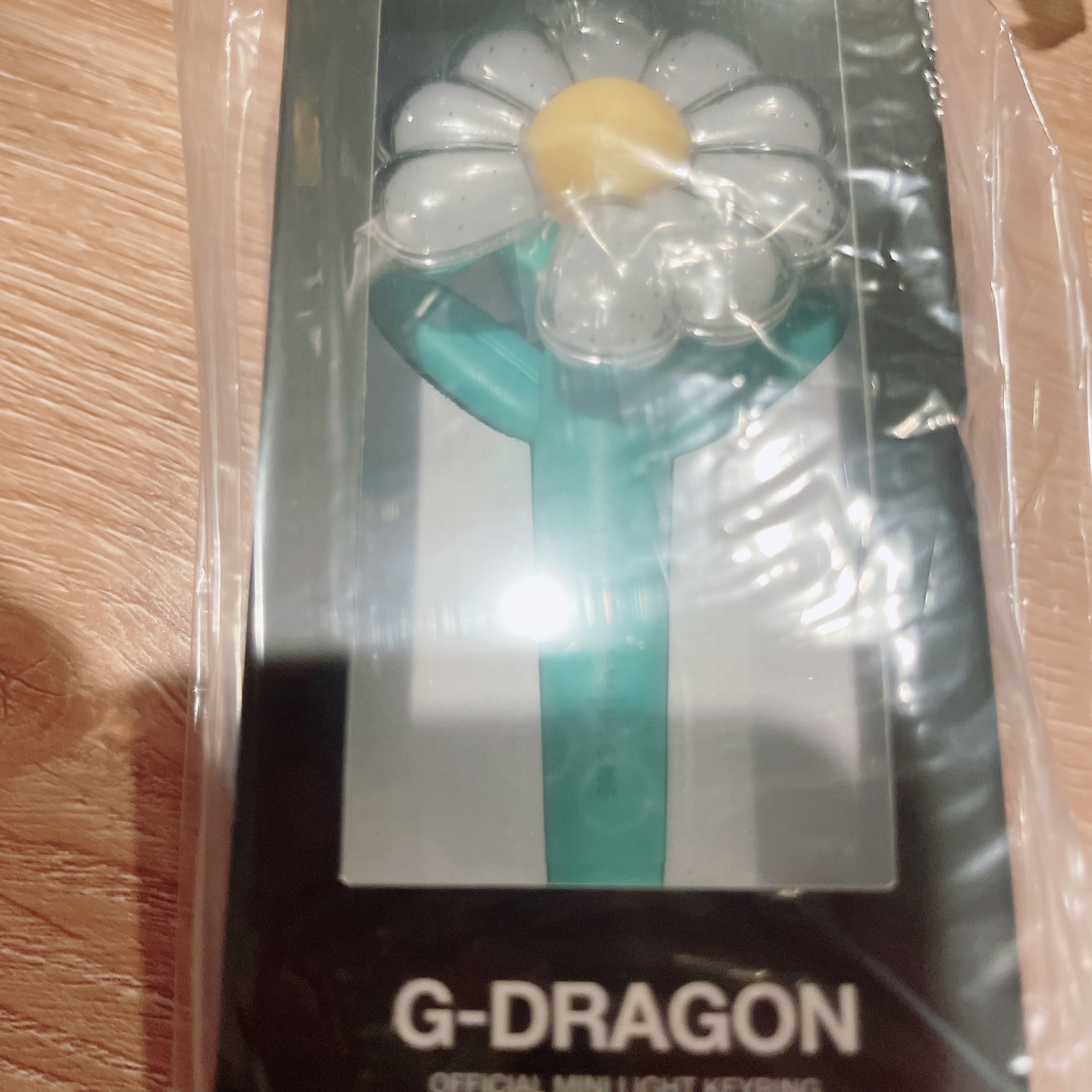 G-DRAGON Ubermensch Official Mini Light Keyring Mint 착용 스타일
