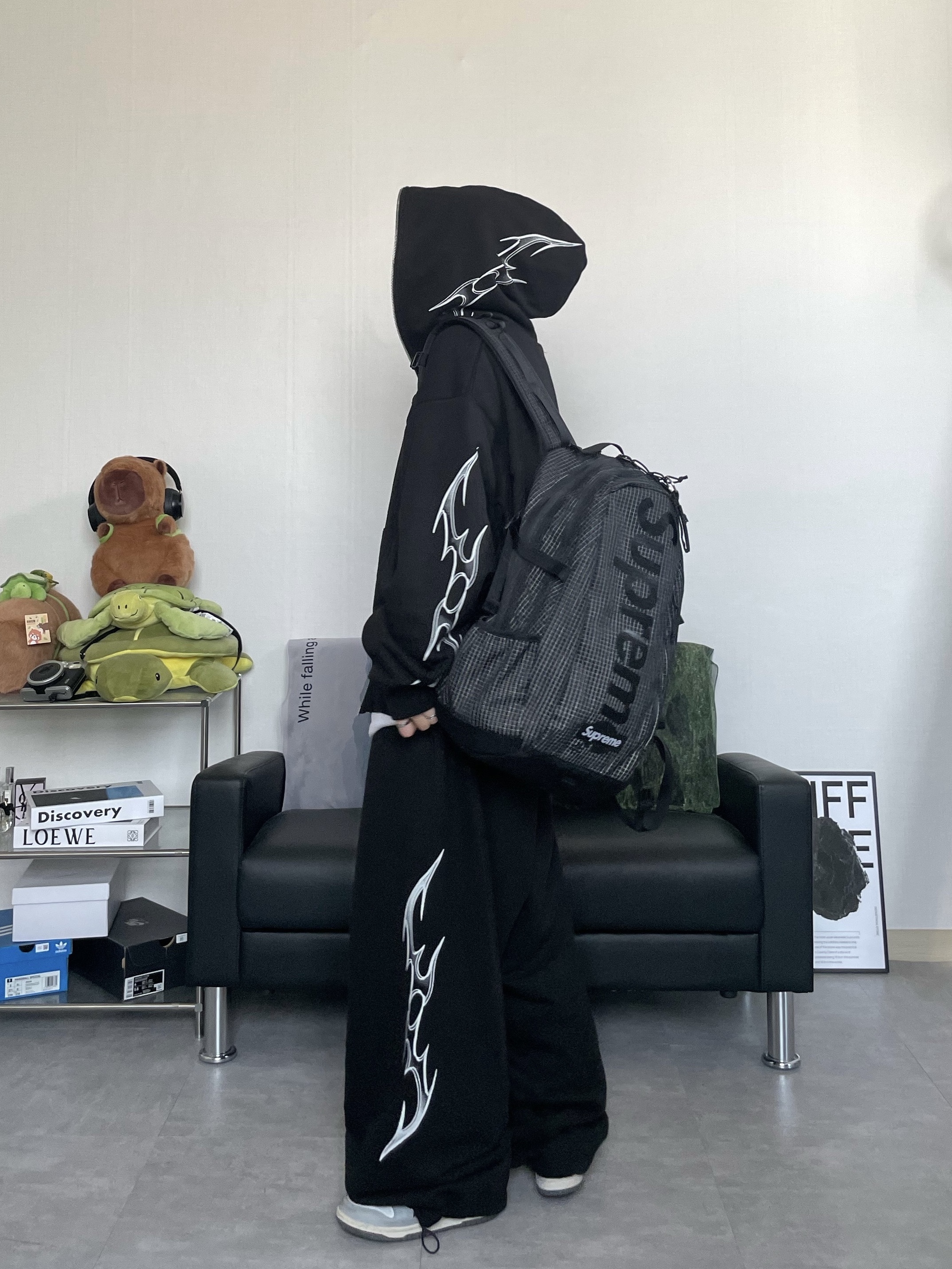 Supreme Backpack Black - 24SS, Hello Sunrise  Two Tone Washed OG Logo 6panel Cap Off White & Black 착용 스타일 - 2