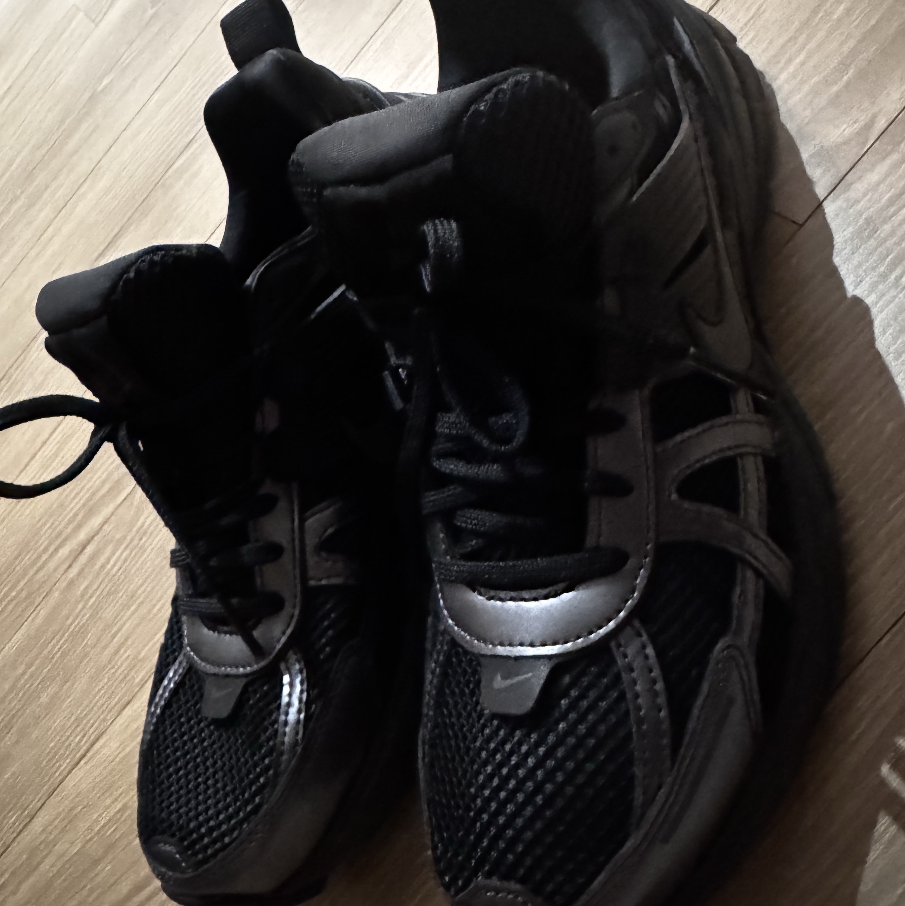 Nike V2K Run Black Anthracite 착용 스타일 - 2