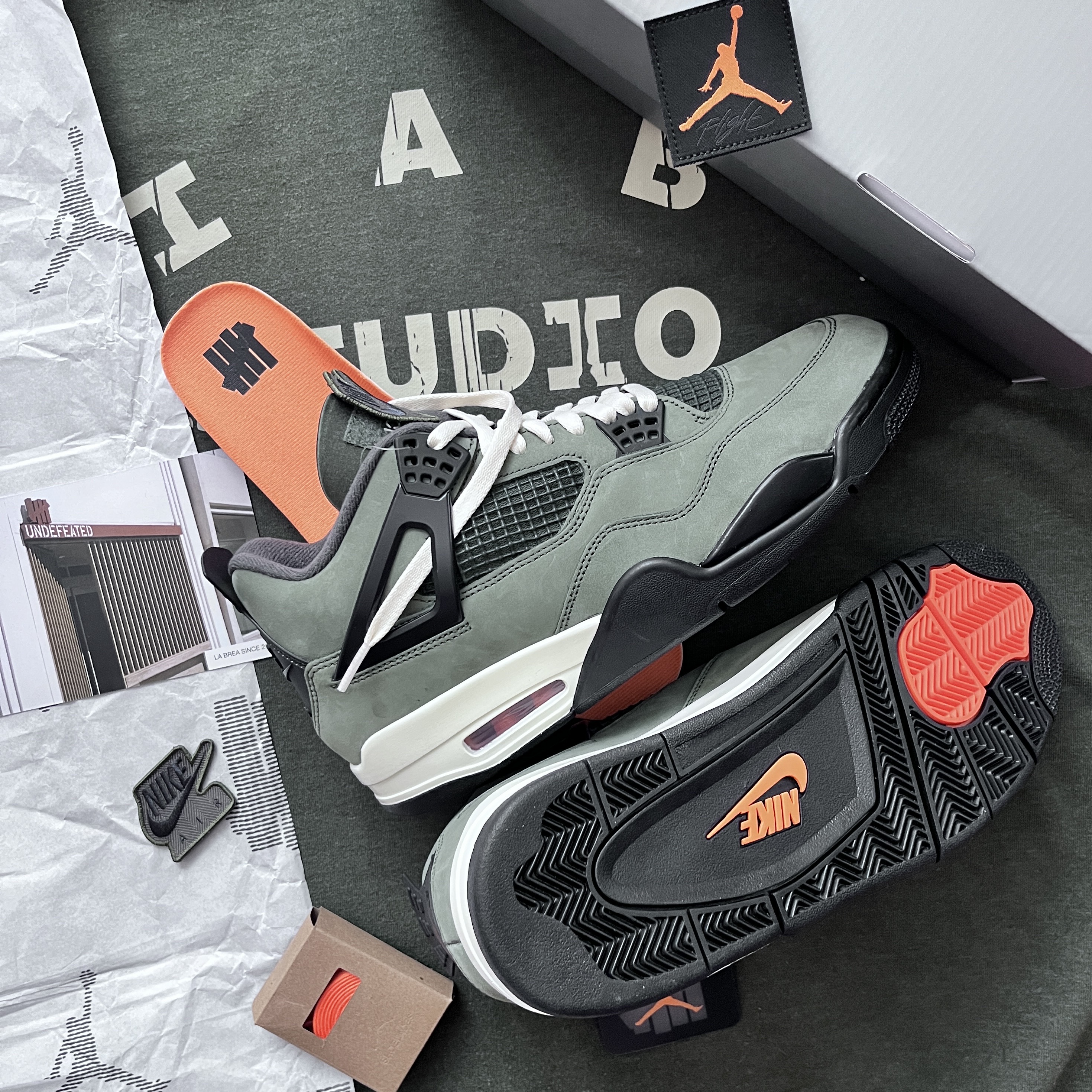 Jordan 4 x Undefeated Retro OG SP Deep Green and Clementine, IAB Studio x D.P. Zip-Up Hoodie Dark Green 착용 스타일 - 1