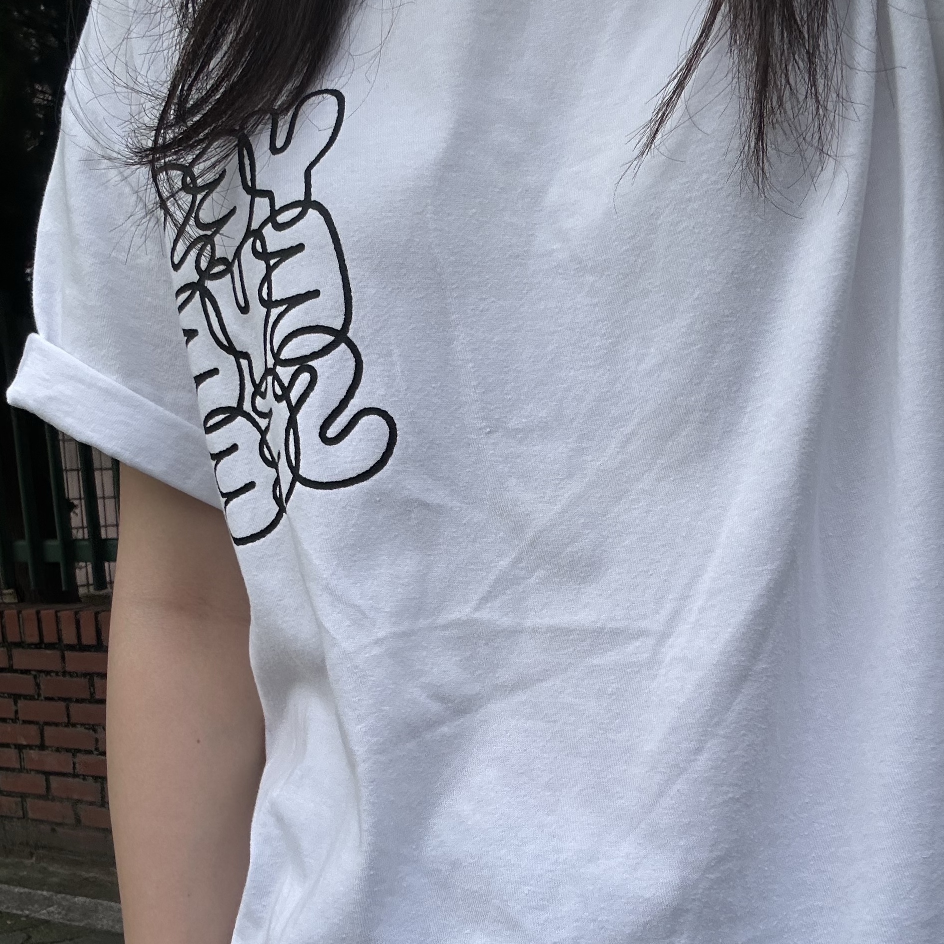 YESEYESEE C-Logo Tee White 착용 스타일