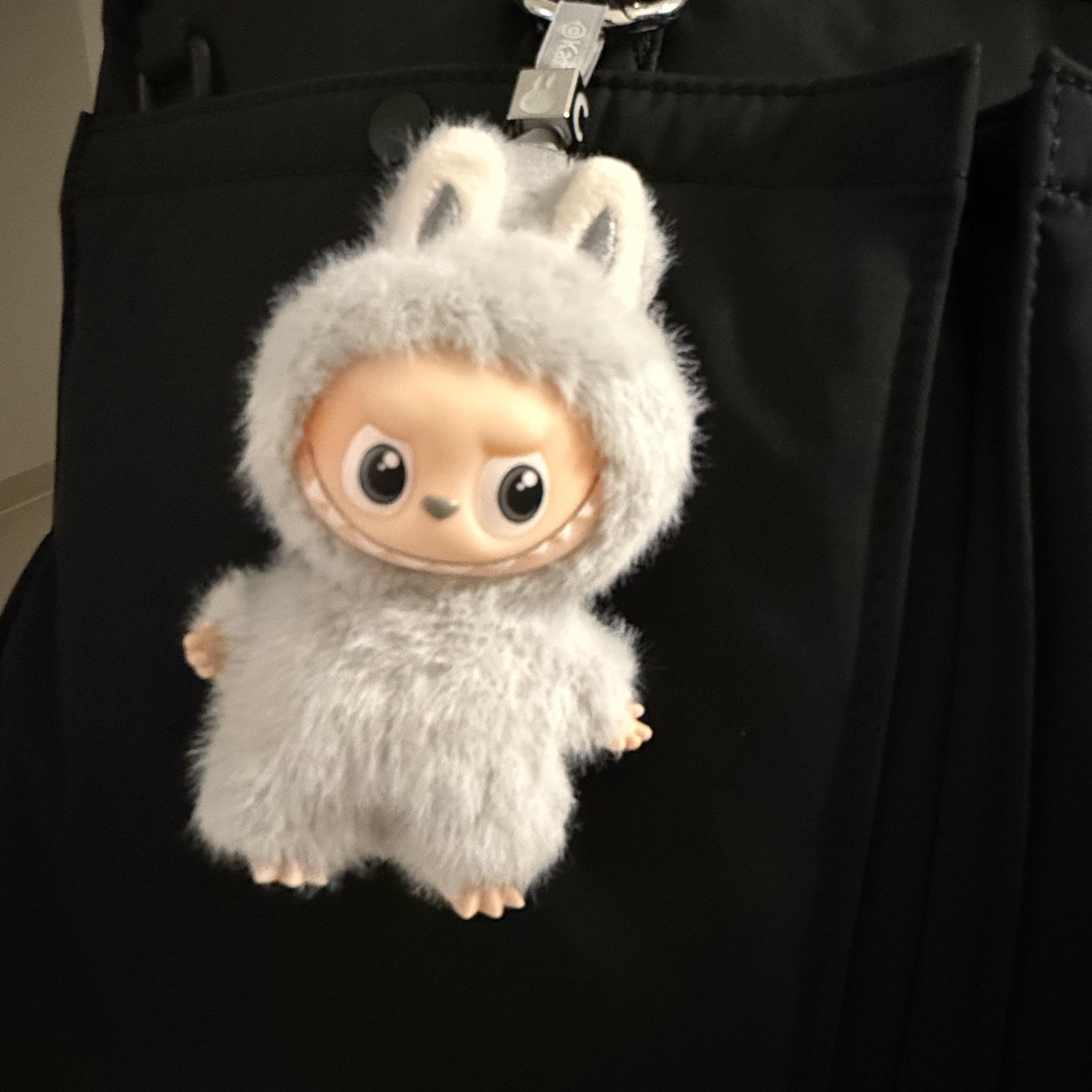 Pop Mart Labubu The Monsters Pin For Love Series Vinyl Plush Pendant (A-M) C (Opened Case) 착용 스타일