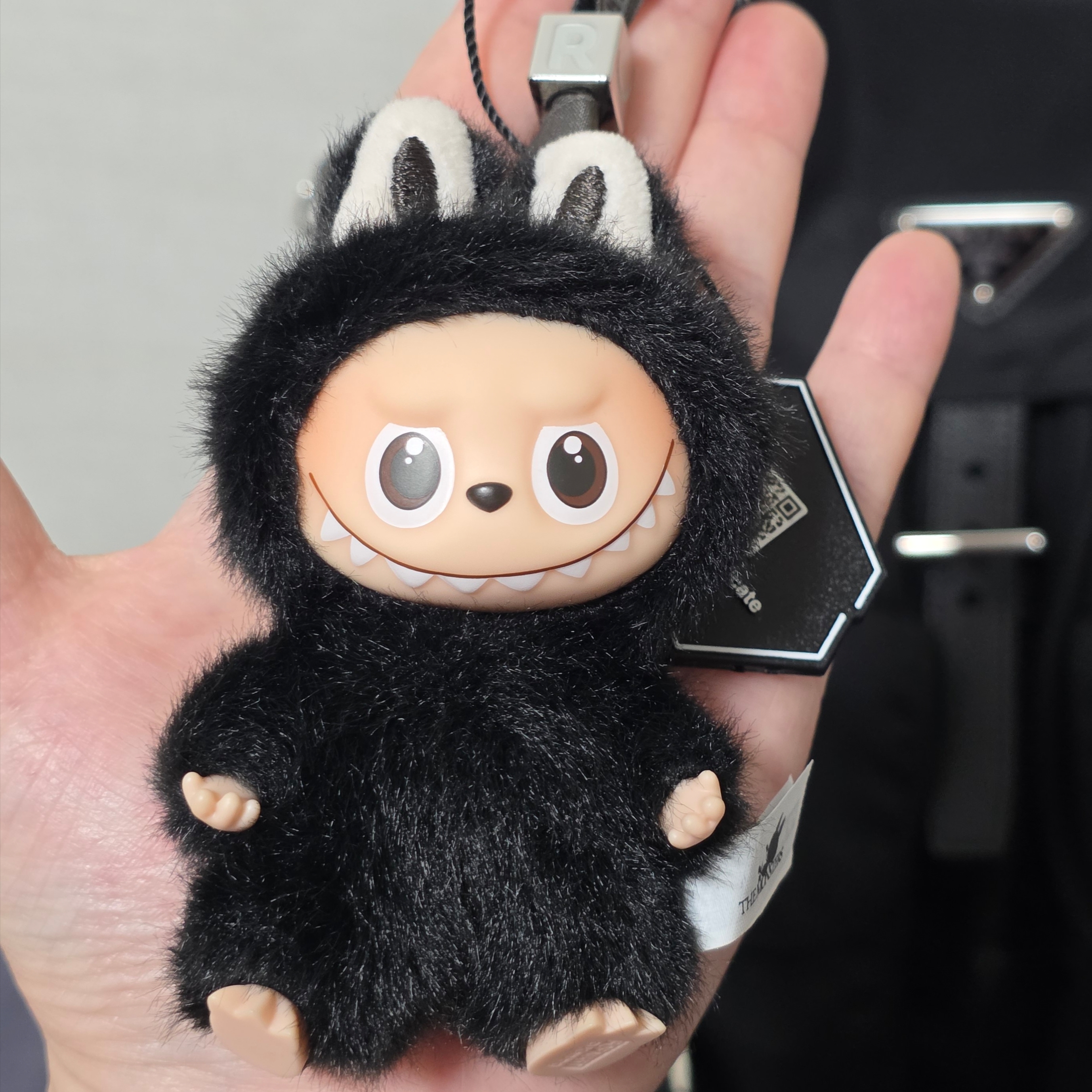 Pop Mart Labubu The Monsters Pin For Love Series Vinyl Plush Pendant (N-Z) R (Opened Case) 착용 스타일 - 2